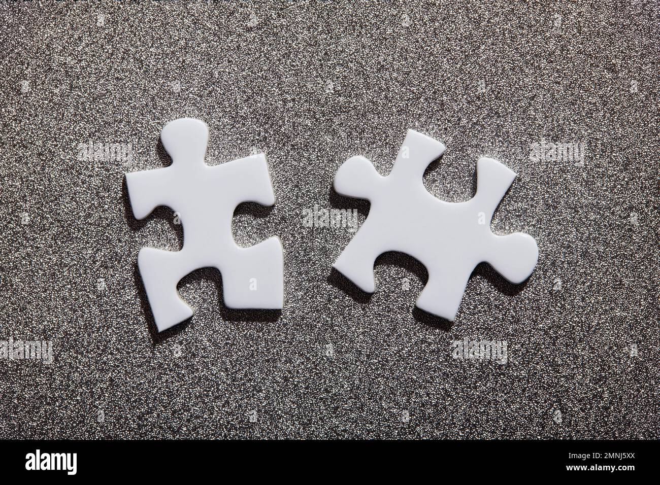 Zwei weiße Puzzleteile Stockfoto