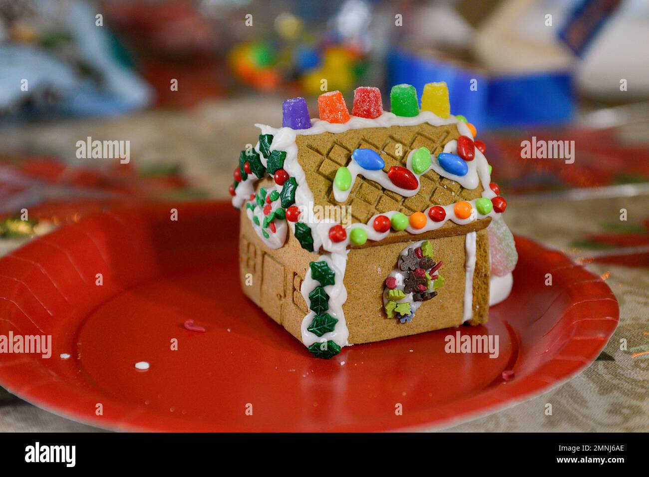 Kleines Lebkuchenhaus, dekoriert mit verschiedenen Süßigkeiten Stockfoto