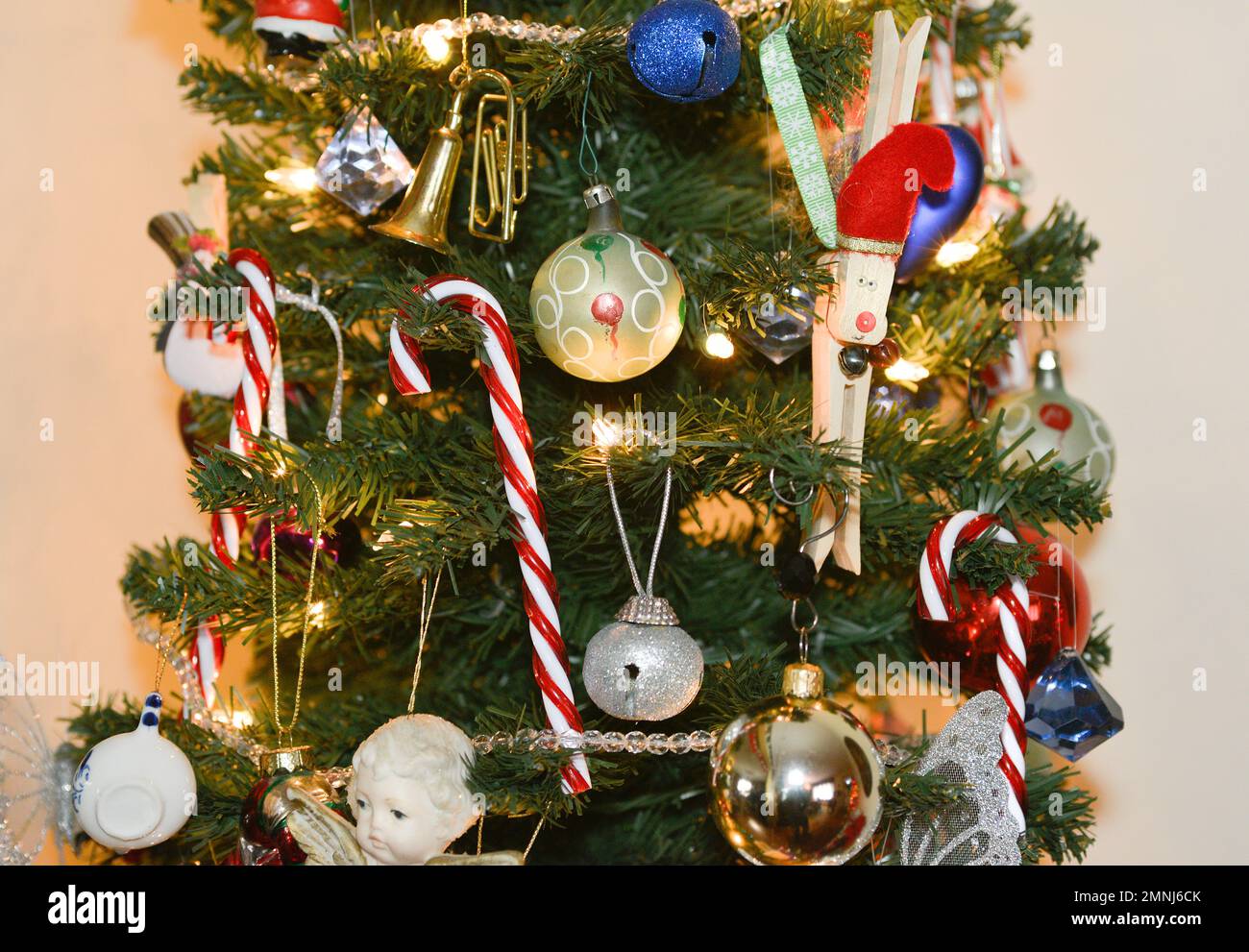 Nahaufnahme des Weihnachtsbaums mit Zuckerstangen und Weihnachtsbällen Stockfoto