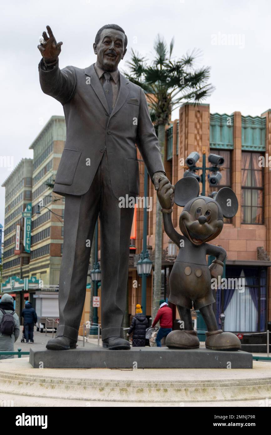 Walt Disney und Mickey Mouse Statue im Disneyland Paris Park. Walt Disney Studio, zarte und emotionale Statue von Walt Disney. Herr Walter Elias Disney. Stockfoto