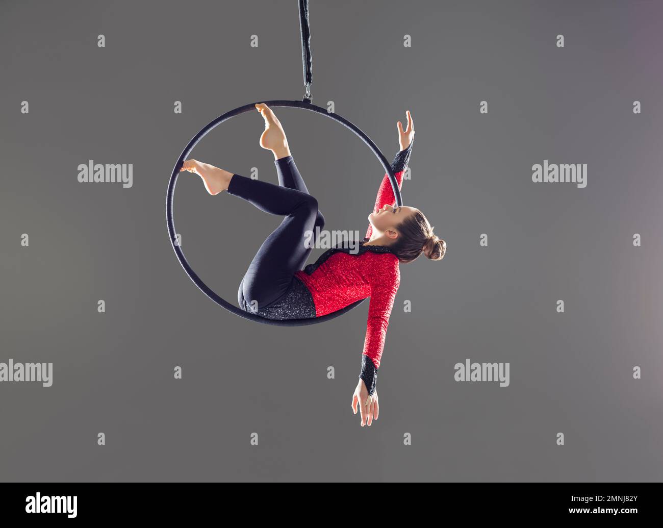 Junger akrobat, der auf einem Luftring auftritt Stockfoto