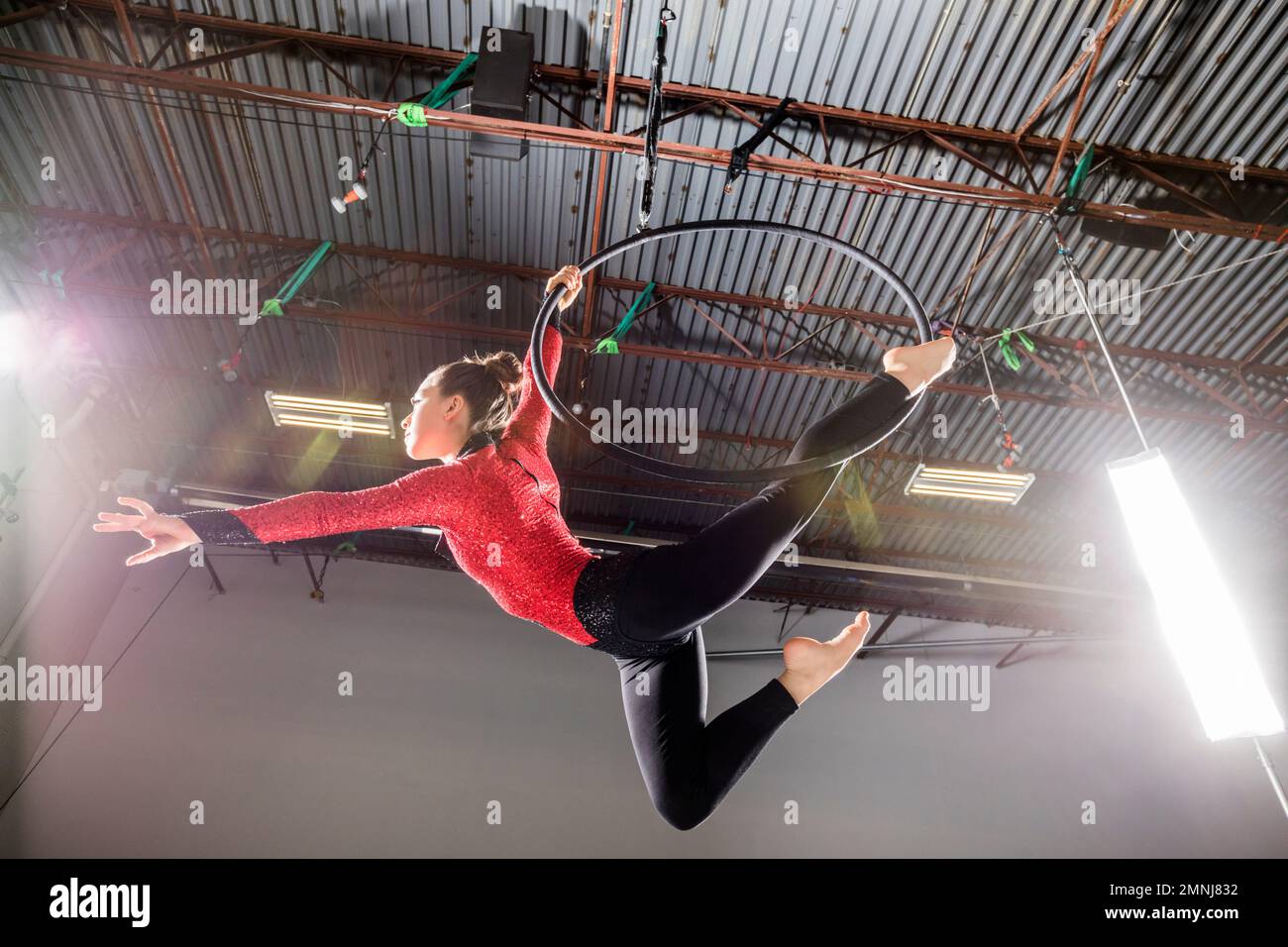 Junger akrobat, der auf einem Luftring auftritt Stockfoto