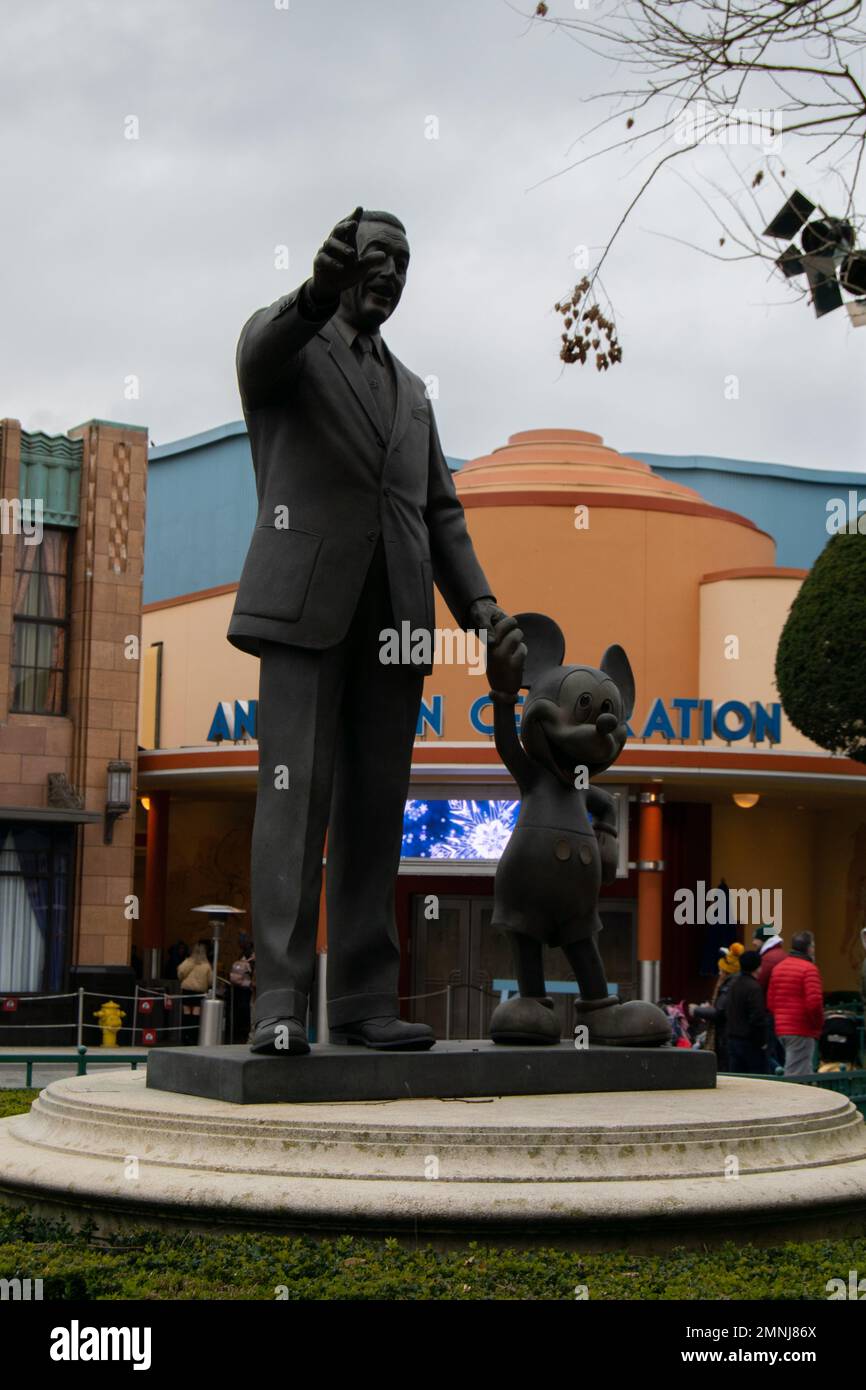 Walt Disney und Mickey Mouse Statue im Disneyland Paris Park. Walt Disney Studio, zarte und emotionale Statue von Walt Disney. Herr Walter Elias Disney. Stockfoto