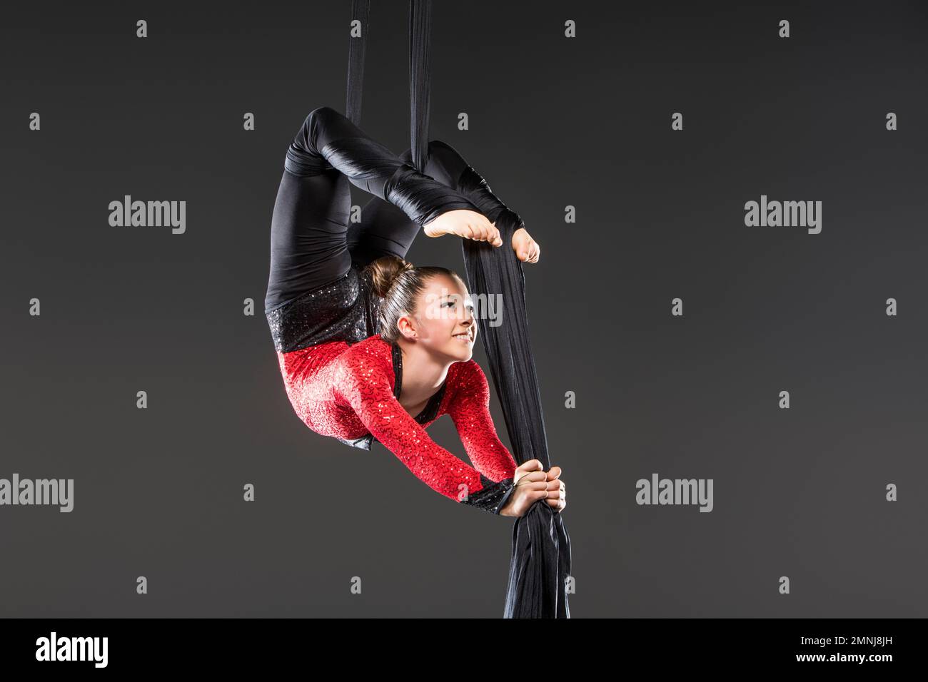 Junger akrobat auf Luftseide Stockfoto