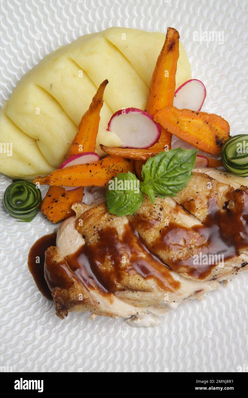 Schweinerippchen mit gegrilltem Gemüse und Kartoffelpüree Stockfoto