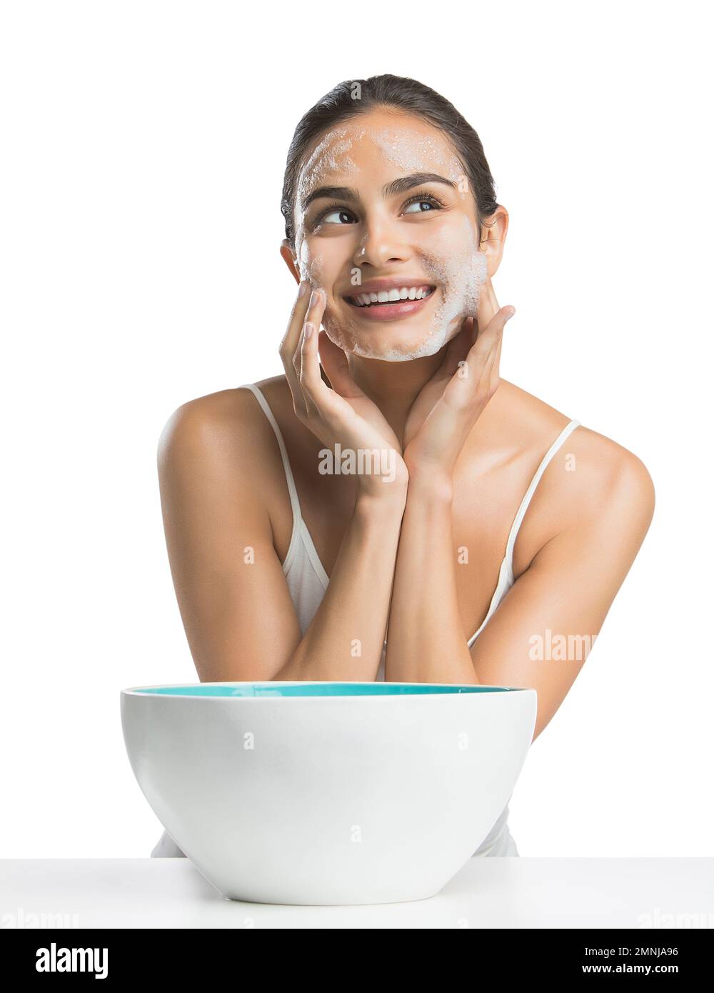 Porträt einer jungen Frau, die sich das Gesicht wäscht Stockfoto