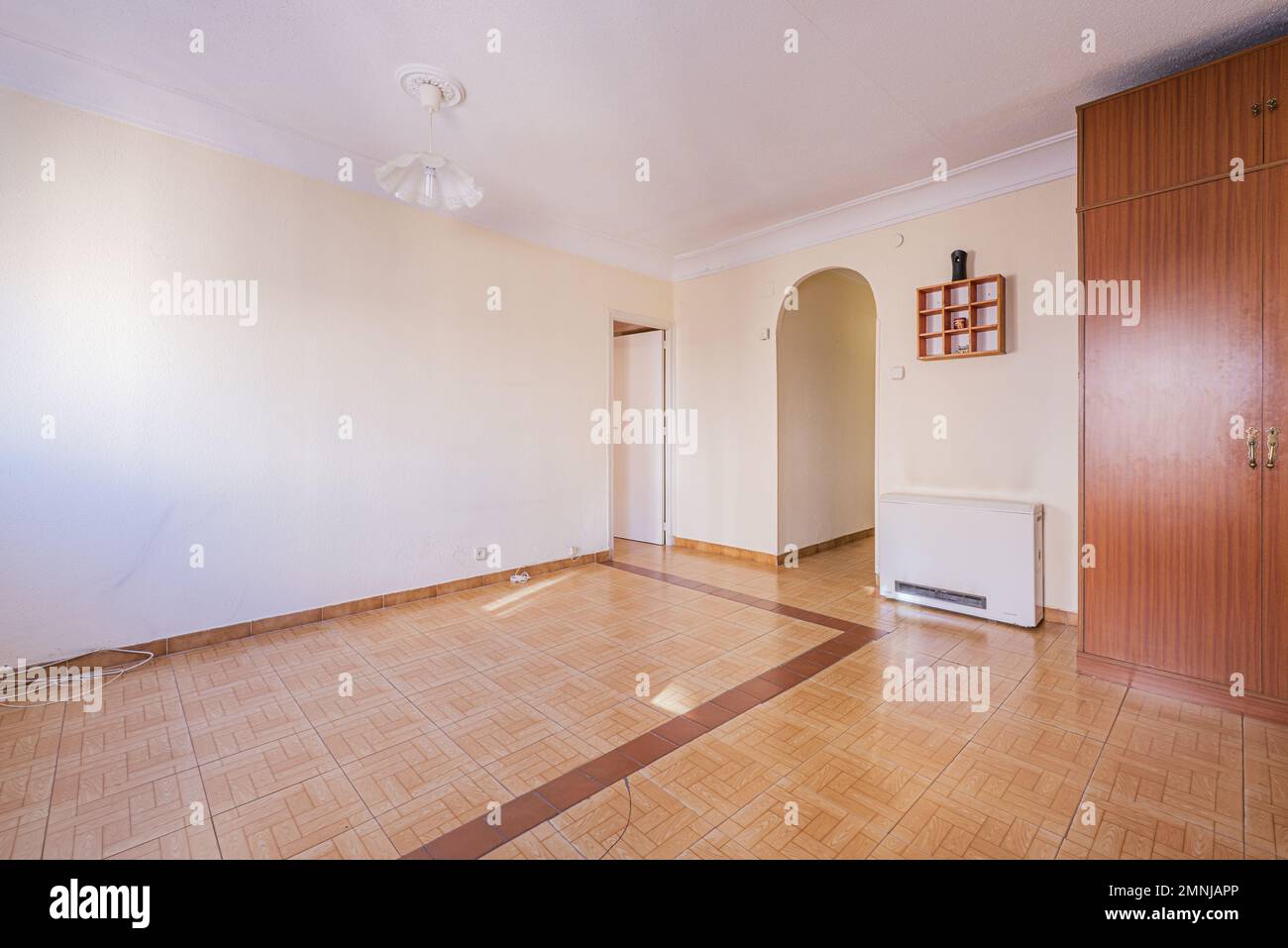 Leeres Wohnzimmer mit elektrischem Heizspeicher und Steinzeug-Fußboden Stockfoto