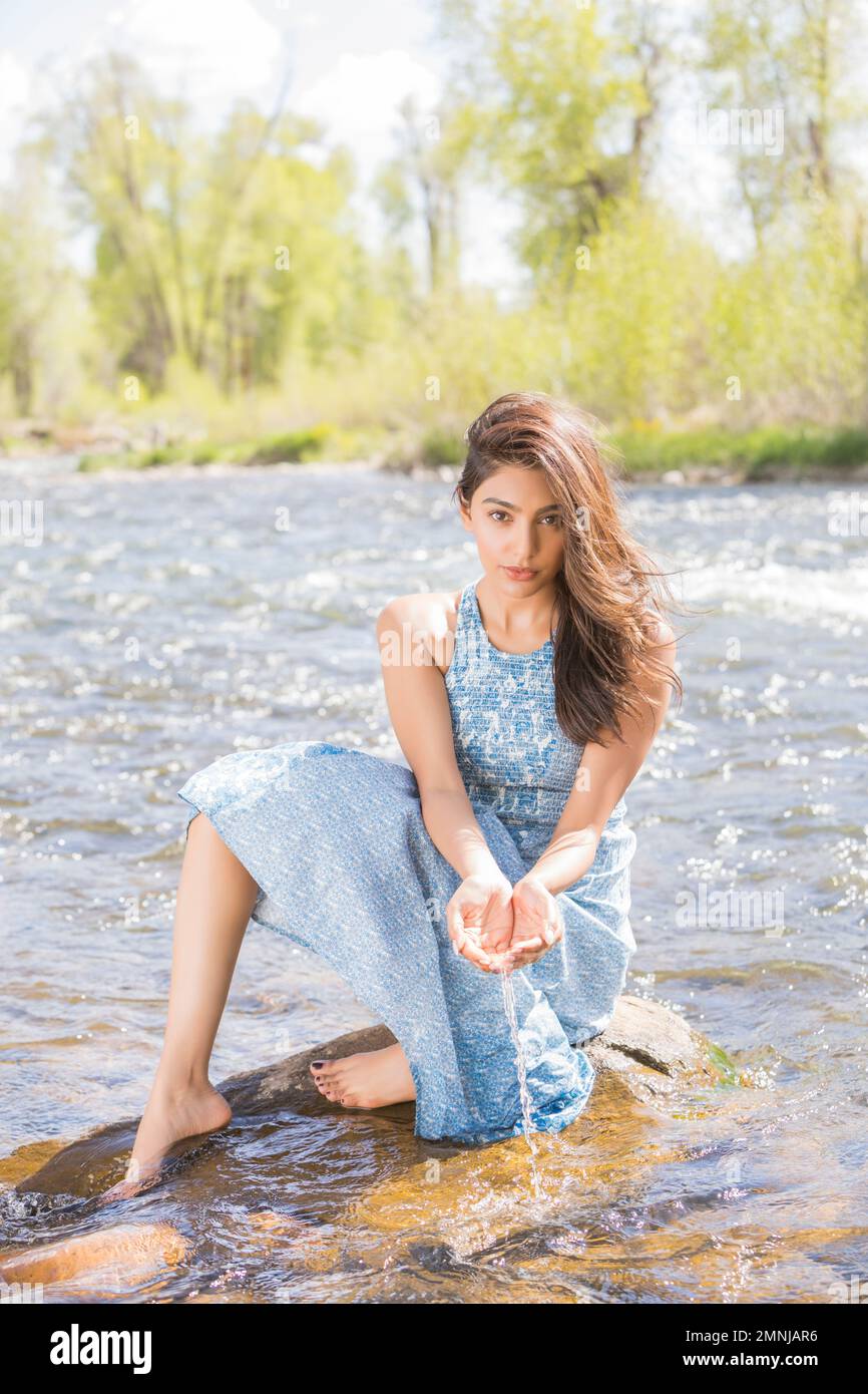Porträt einer jungen Frau im langen Kleid am Fluss Stockfoto