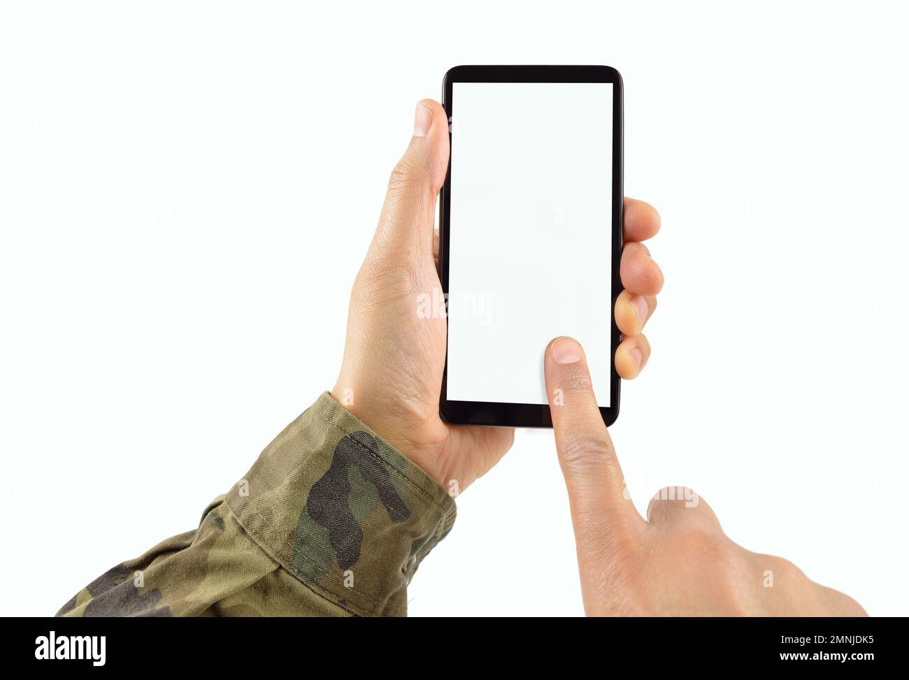 Man Hand hält ein weißes, modernes Smartphone mit Uniform Militär vor weißem Hintergrund und Kopierbereich. Stockfoto