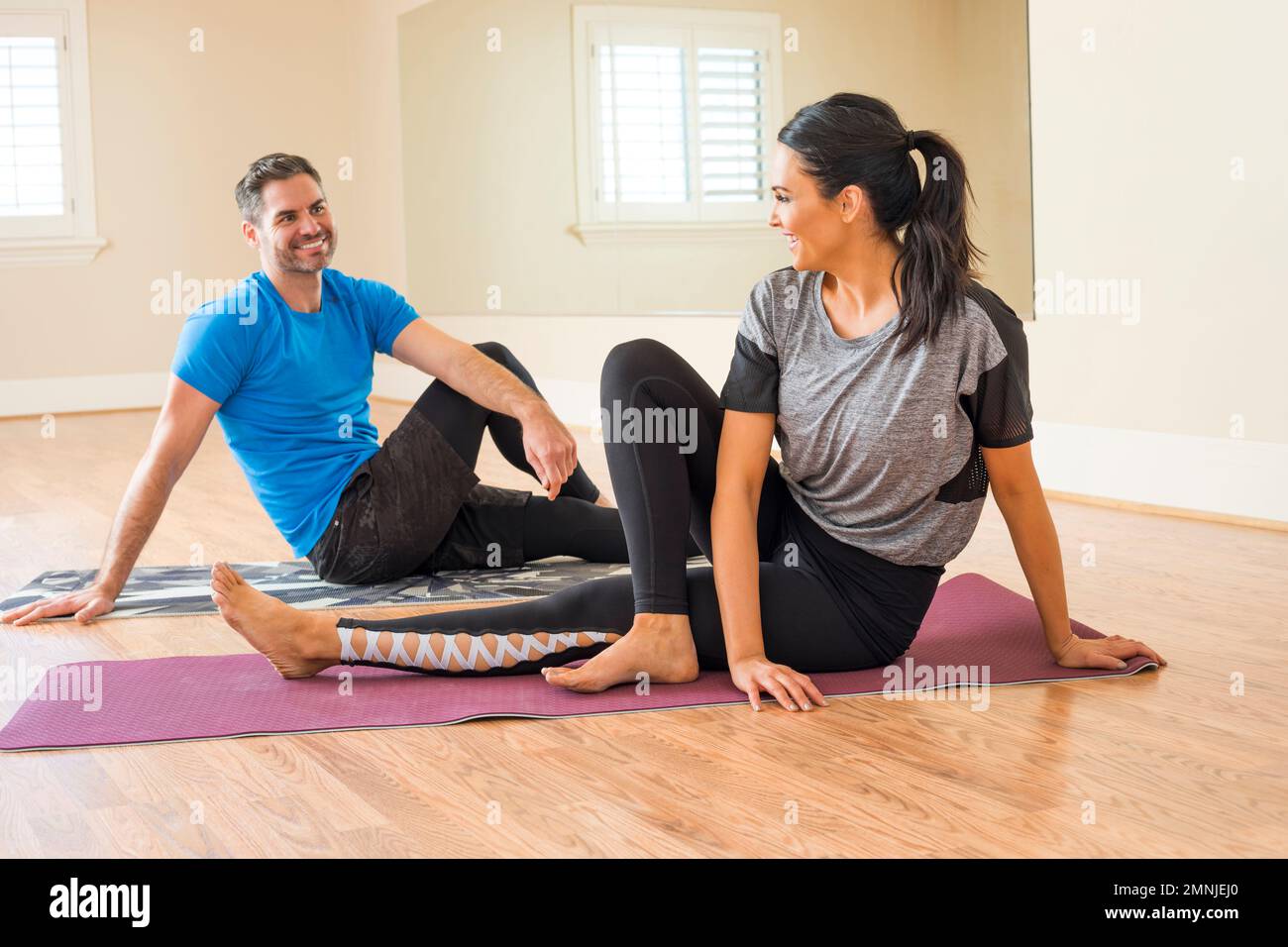 Glückliches Paar ruht sich im Fitnessstudio aus Stockfoto