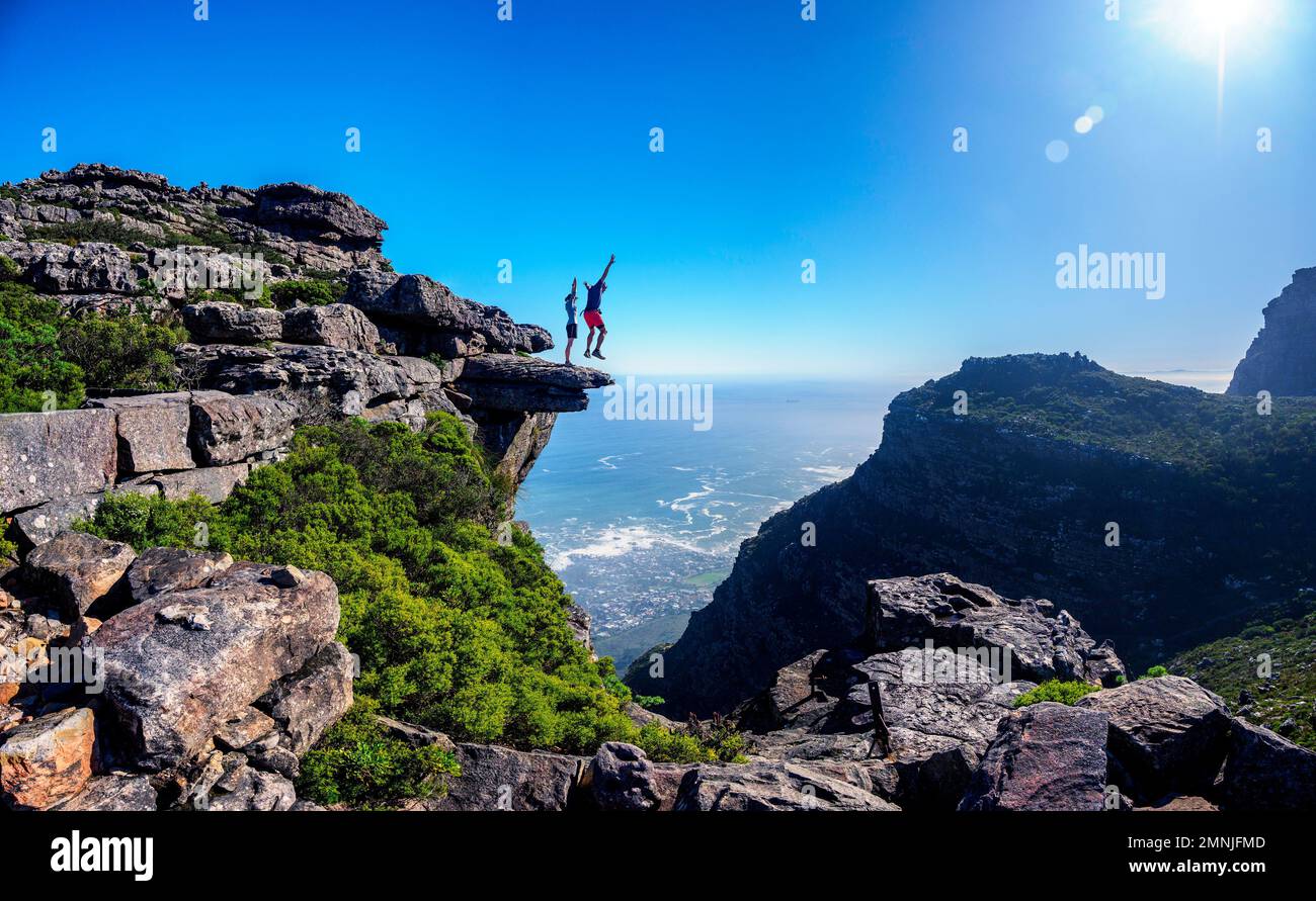 Die Leute genießen die Aussicht vom Tafelberg Stockfoto