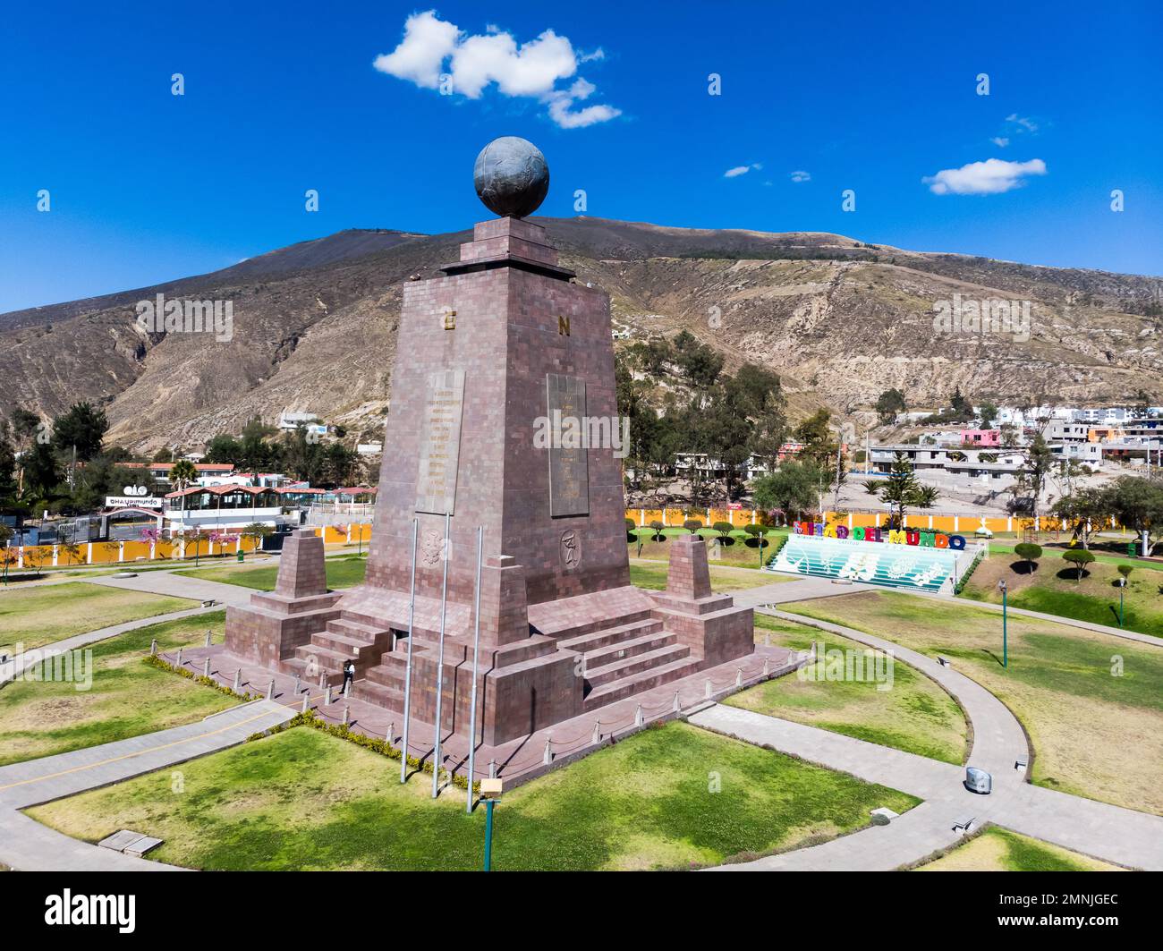 Quito, Ecuador, 5. August 2019: Drohnenblick auf das Denkmal in der Mitte der Welt, an einem Sommermorgen, meistbesuchte Touristencitadelle in Ecuador Stockfoto
