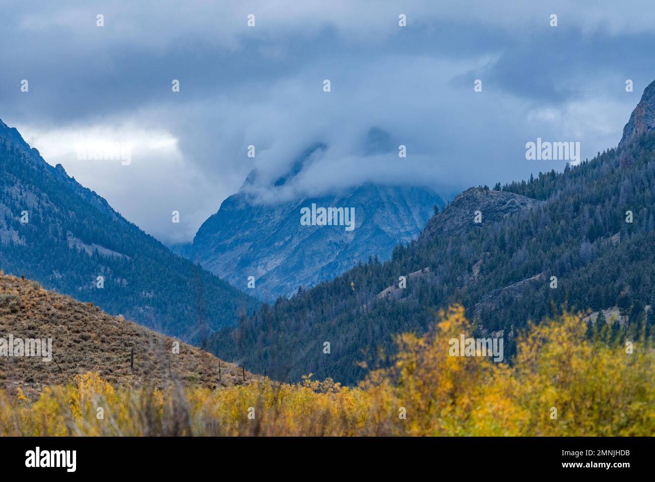 USA, Idaho, Sun Valley, Berge in den Wolken im Herbst Stockfoto