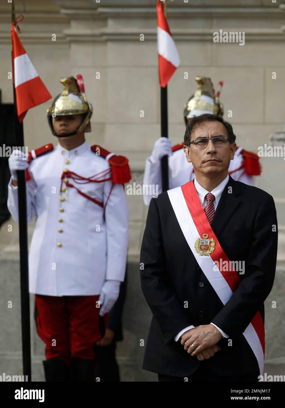 Peru's President Martin Vizcarra attends the swearing-in ceremony of his new cabinet at the government palace in Lima, Peru, Monday, April 2, 2018. Vizcarra was sworn-in to office in March, taking over from his predecessor Pedro Pablo Kuczynski who resigned over corruption allegations. (AP Photo/Martin Mejia) Stockfoto