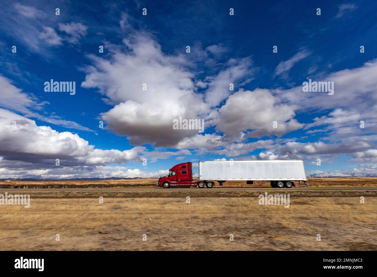 USA, Idaho, Boise, Semi Truck fährt auf der I 84 Stockfoto