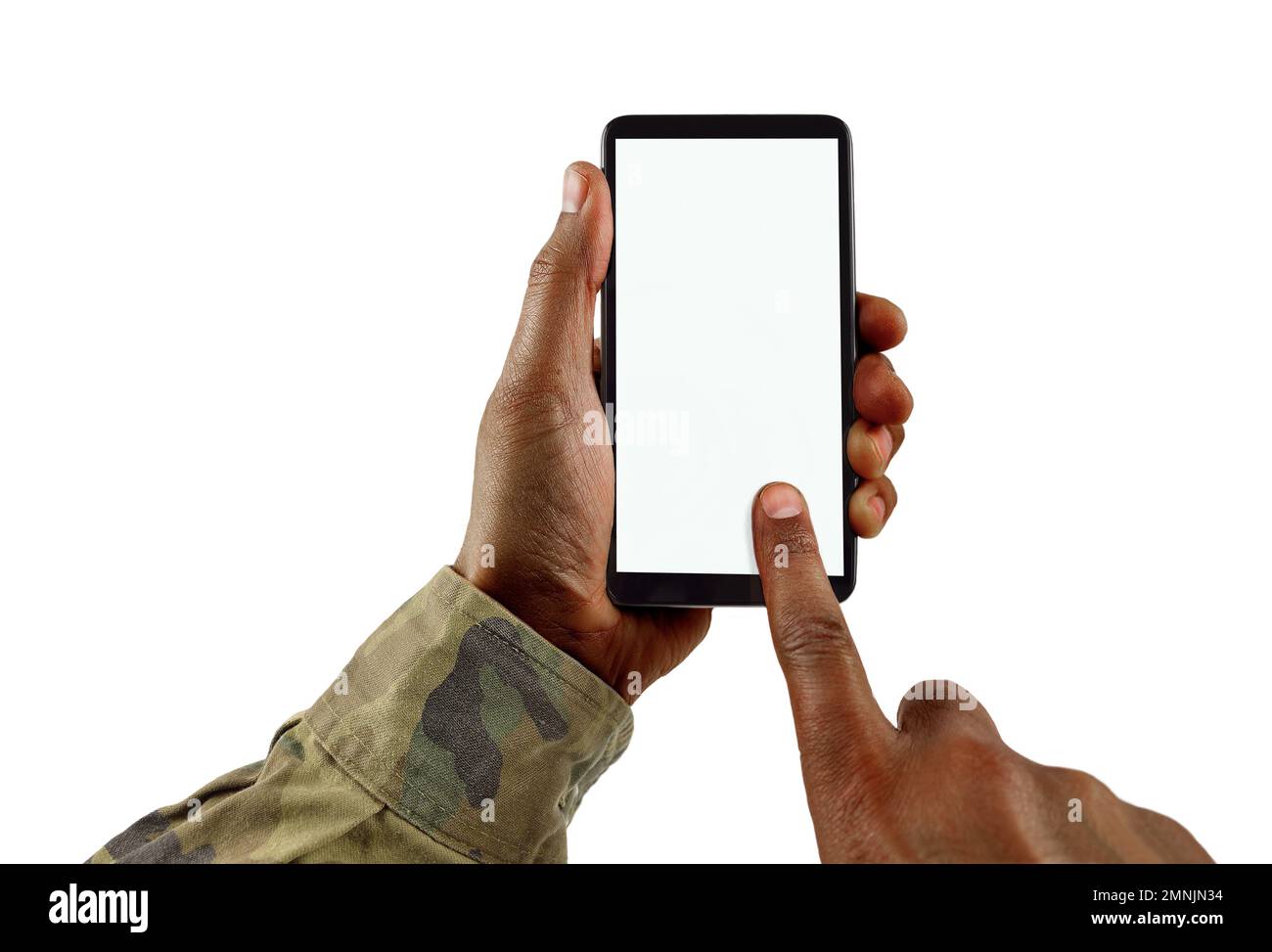 Man Hand hält ein weißes, modernes Smartphone mit Uniform Militär vor weißem Hintergrund und Kopierbereich. Stockfoto