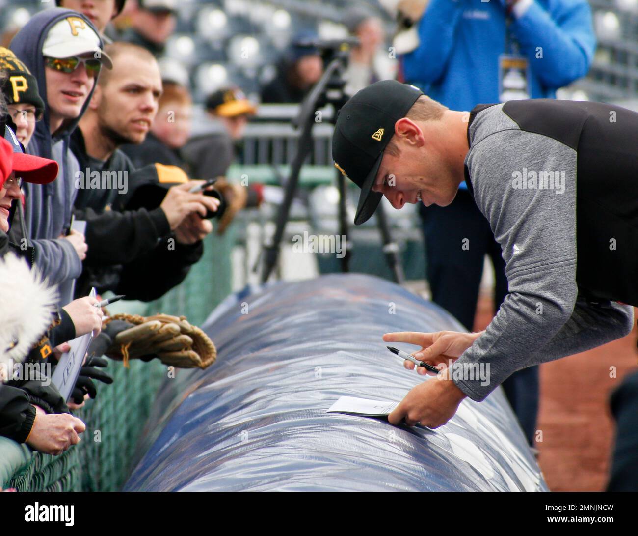 Pittsburgh Pirates pitcher Chad Kuhl, right, signs autographs for fans before the Pirates' home opener baseball game against the Minnesota Twins, Monday, April 2, 2018, in Pittsburgh. (AP Photo/Keith Srakocic) Stockfoto