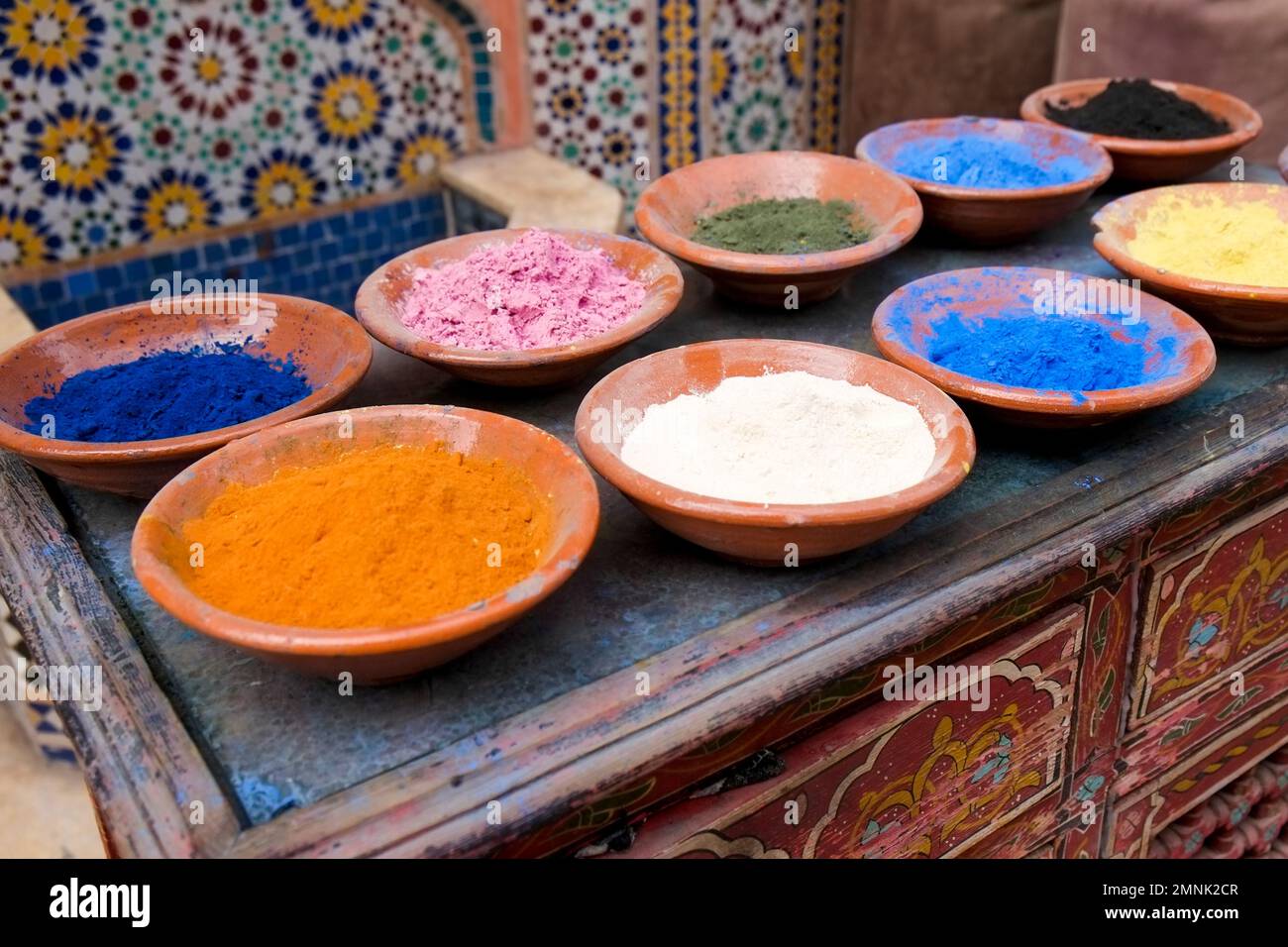 Traditionelle marokkanische Tonschüsseln mit bunten Gewürzen Stockfoto