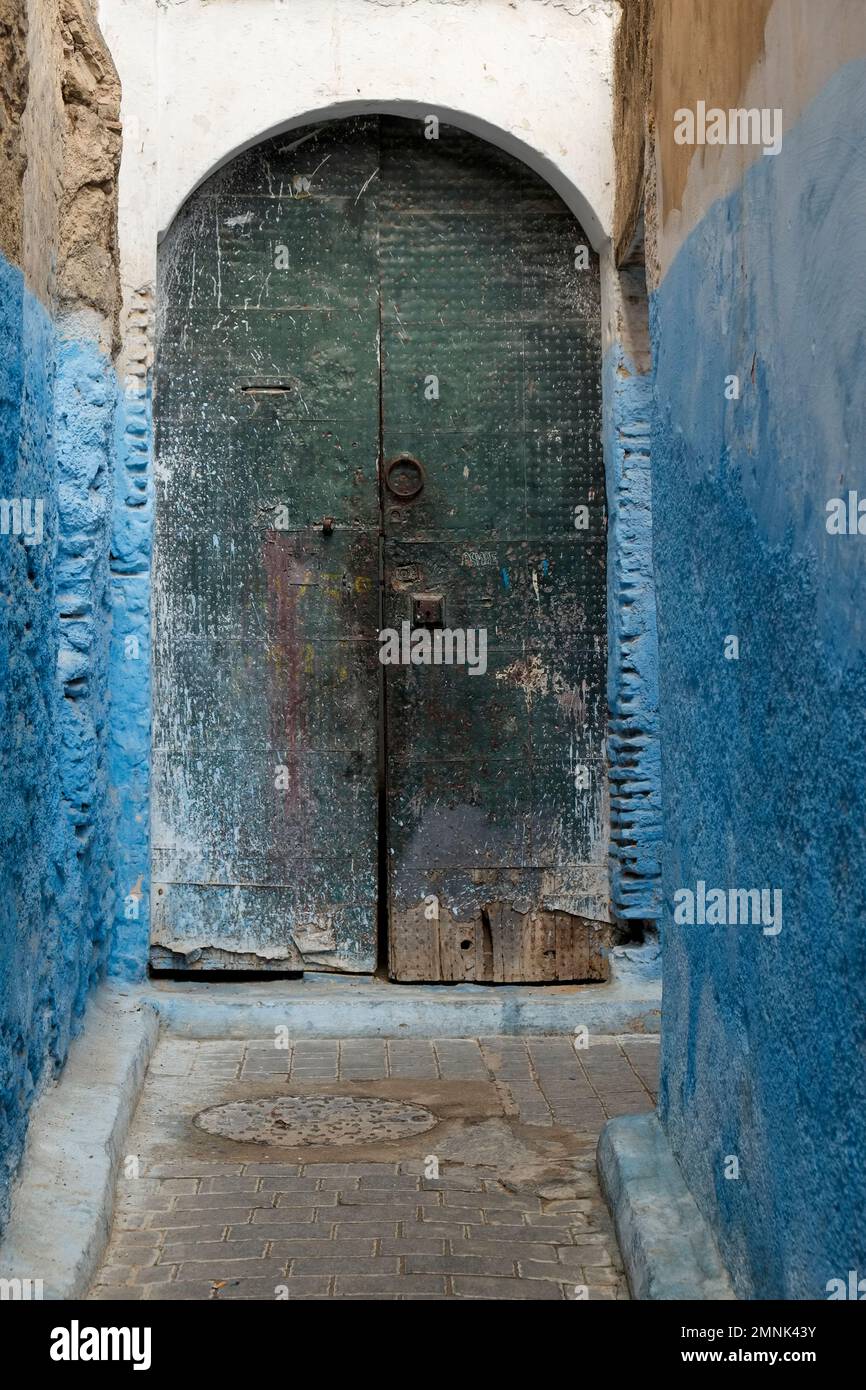 Afrika, Marokko, farbenfrohe blaue Wände und alte Tür in der Gasse der Medina Stockfoto
