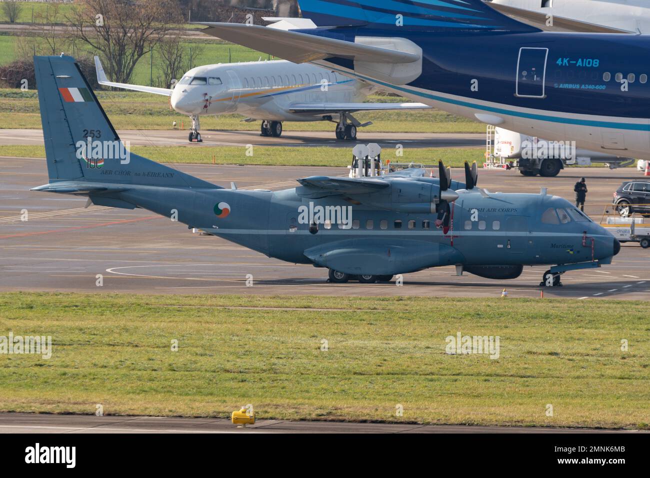 Zürich, Schweiz, 19. Januar 2023 irisches Luftkorps C-295 Propellerflugzeug parkt auf dem Vorfeld aufgrund des Weltwirtschaftsforums in Davos Stockfoto