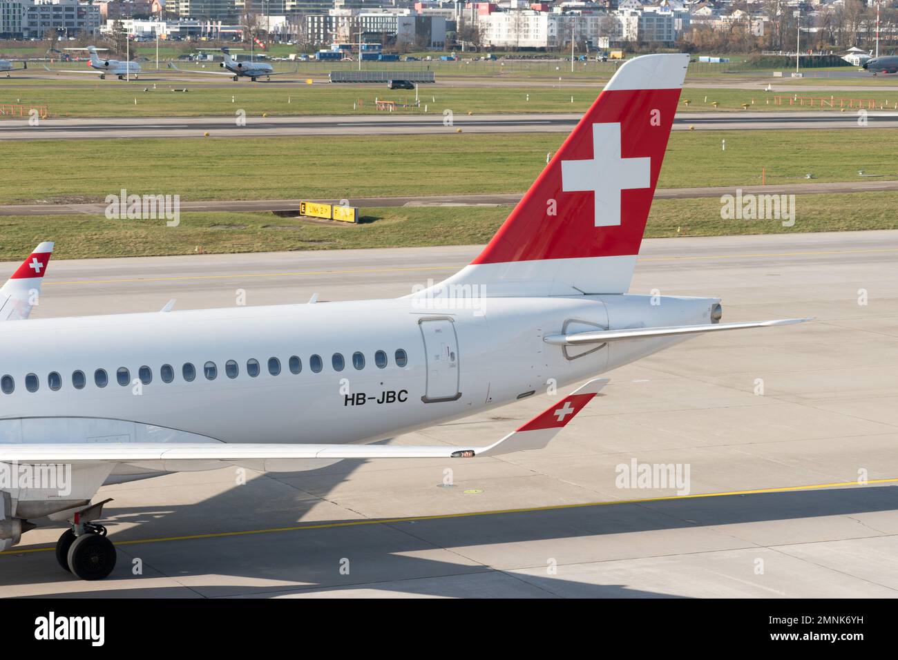 Zürich, Schweiz, 19. Januar 2023 Internationale Schweizer Fluggesellschaften Bombardier CS-100 oder A220 Flugzeuge Rollen zum Gate Stockfoto