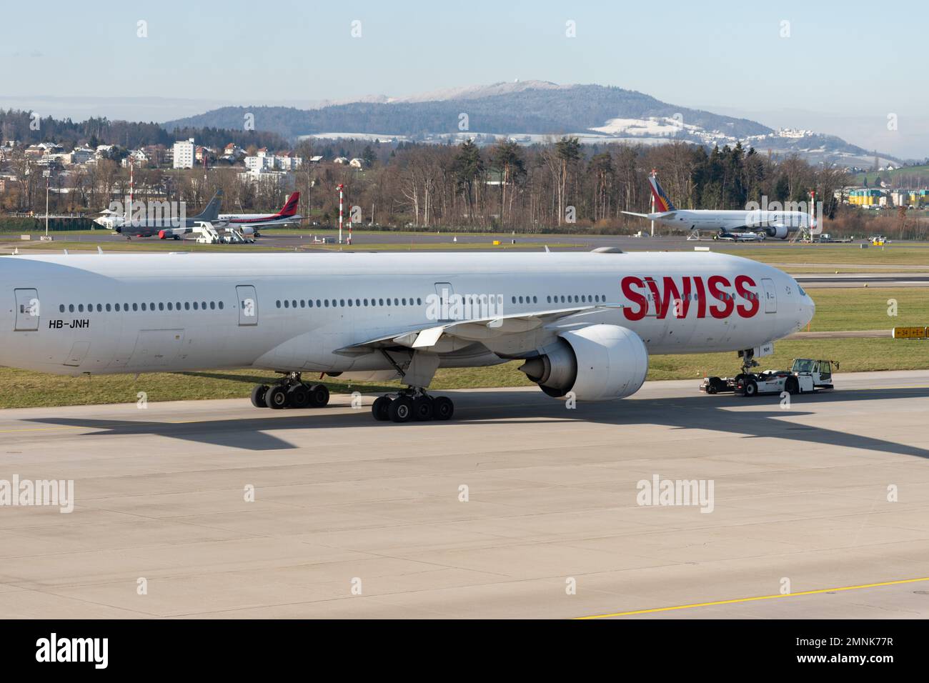 Zürich, Schweiz, 19. Januar 2023 Internationale Schweizer Fluggesellschaften Boeing 777-300-er wird entlang des Vorfelds gezogen Stockfoto