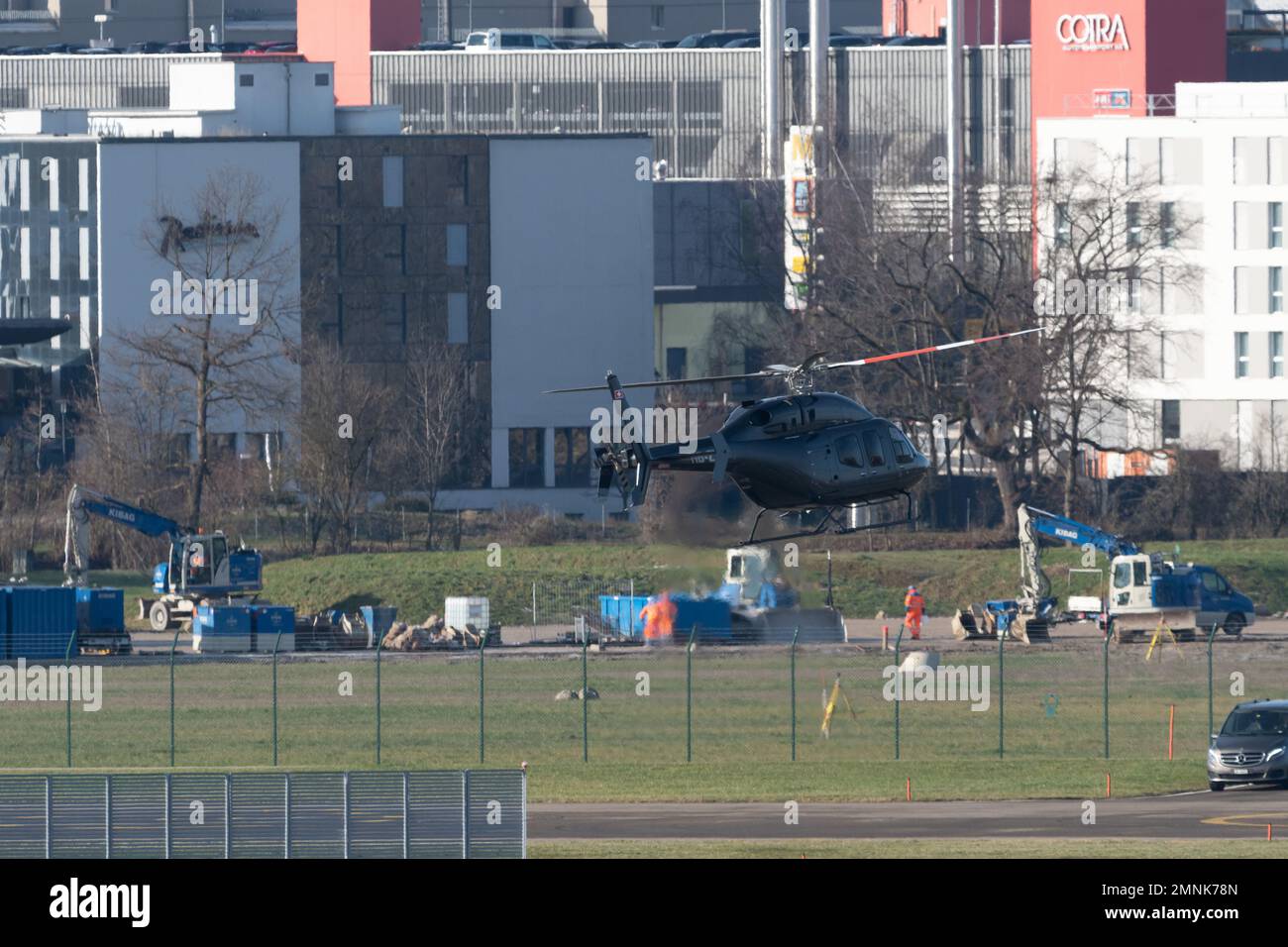 Zürich, Schweiz, 19. Januar 2023 Bell 429 Global Ranger Helikopter trifft am internationalen Flughafen ein Stockfoto