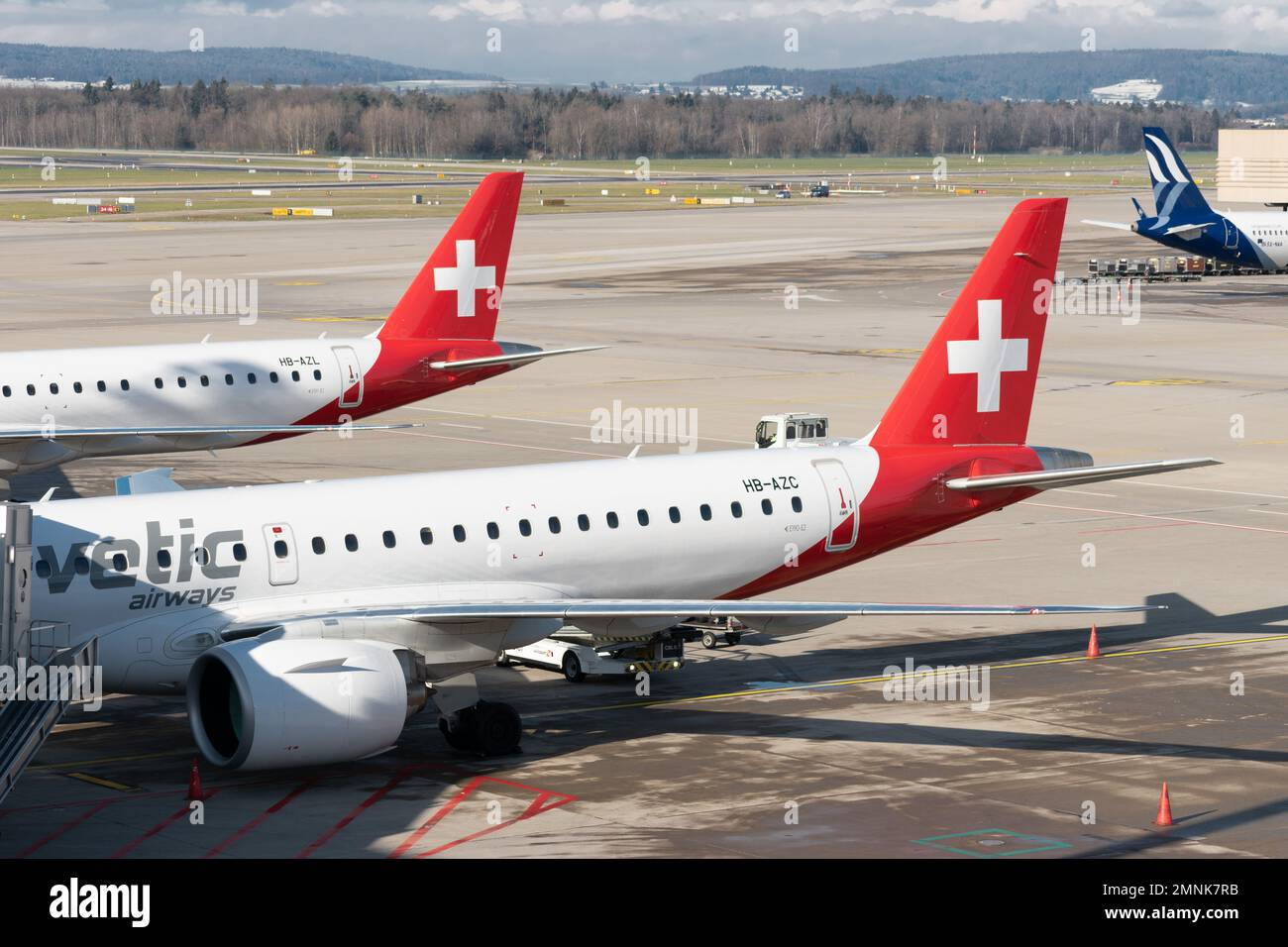 Zürich, Schweiz, 19. Januar 2023 Helvetic Airways Embraer E-190 und ein E-195 E2 Flugzeug parken am Gate Stockfoto