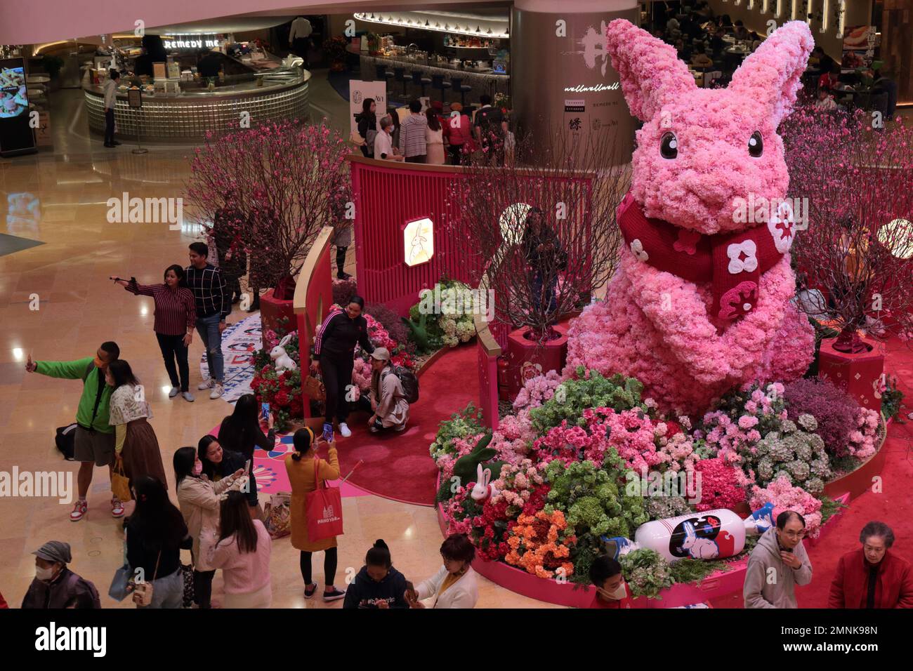 Shoppers posieren vor einem „Year of the Rabbit“ Mondneujahr, Pacific Place Shopping Mall, Admiralty, Hongkong 23. Januar 2023 Stockfoto