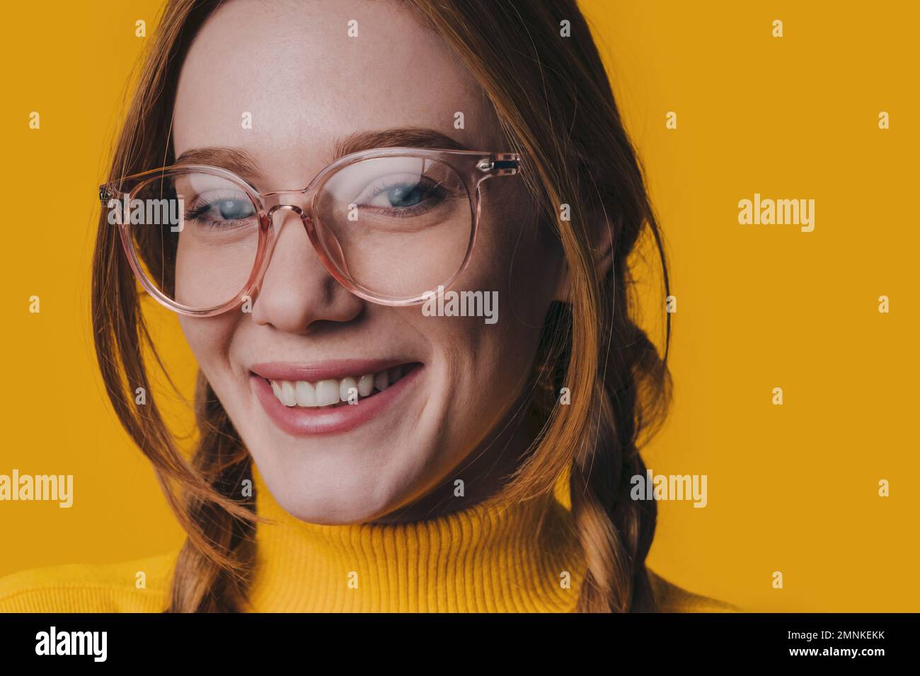 Foto einer fröhlichen jungen, fröhlichen Frau, die eine lächelnde Brille trägt, ein Gesicht mit guter Laune, isoliert auf gelbem Hintergrund Stockfoto