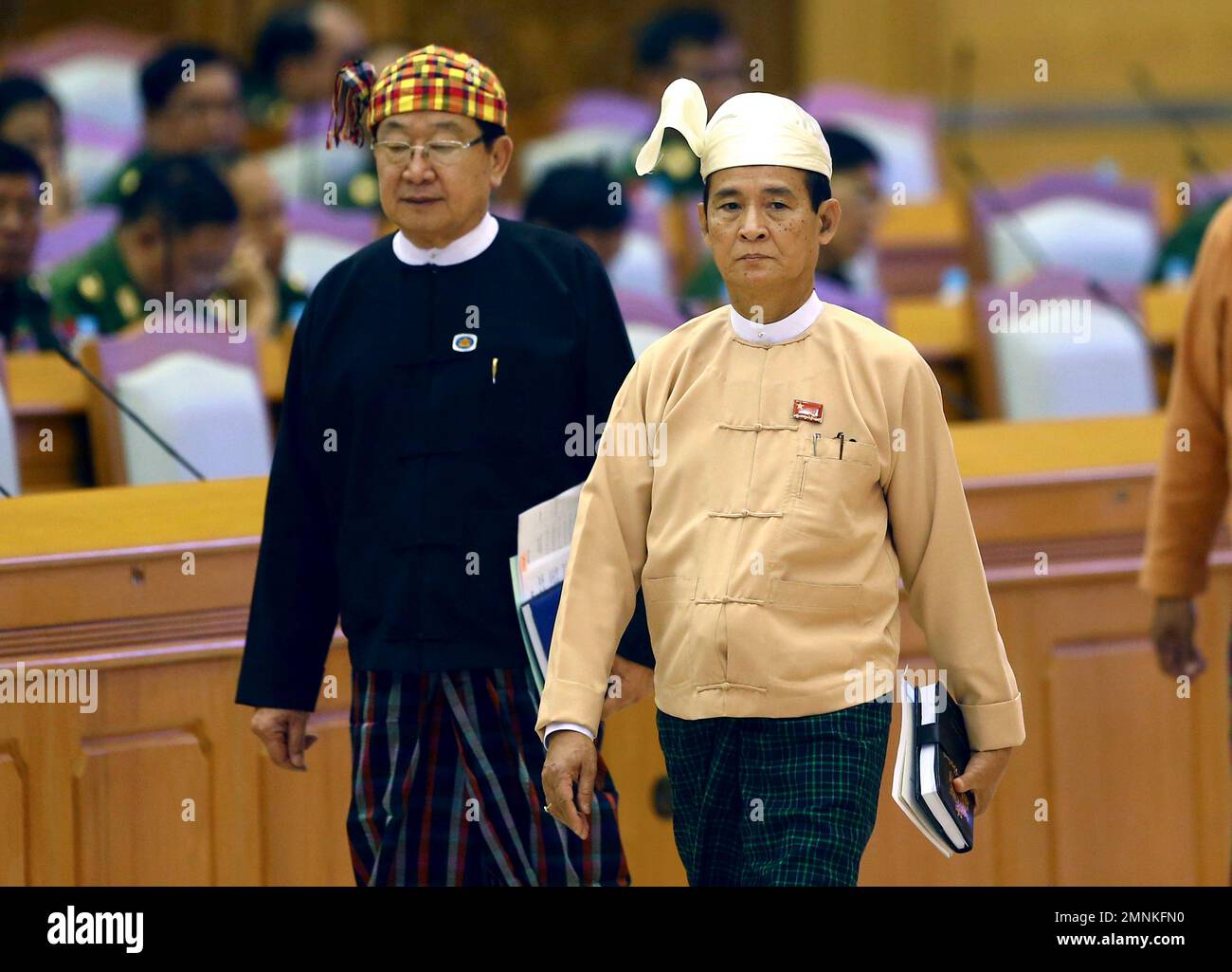 Win Myint, center, resigned Speaker of the Lower House Parliament, enters the parliament in Naypyitaw, Myanmar, Wednesday, March 28, 2018. Myanmar's parliament has elected Win Myint, a loyalist of Aung San Suu Kyi, as new president. Suu Kyi, who formal title is state counsellor, has retained her executive authority over the government. (AP Photo/Aung Shine Oo) Stockfoto