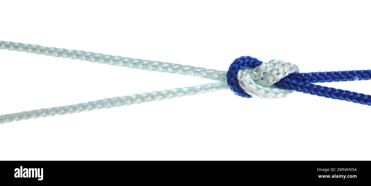 Bunte Seile, die mit einem Knoten auf Weiß verbunden sind. Einheitskonzept Stockfoto