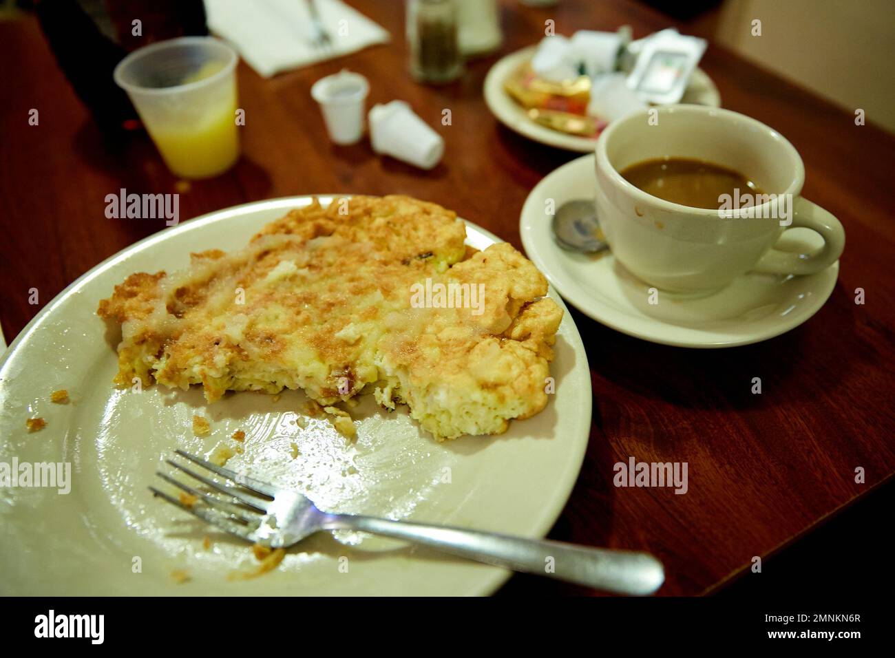 Halb gegessen Matzo-Mehl mit Kaffee und Gabel auf weißem Geschirr im Diner Stockfoto