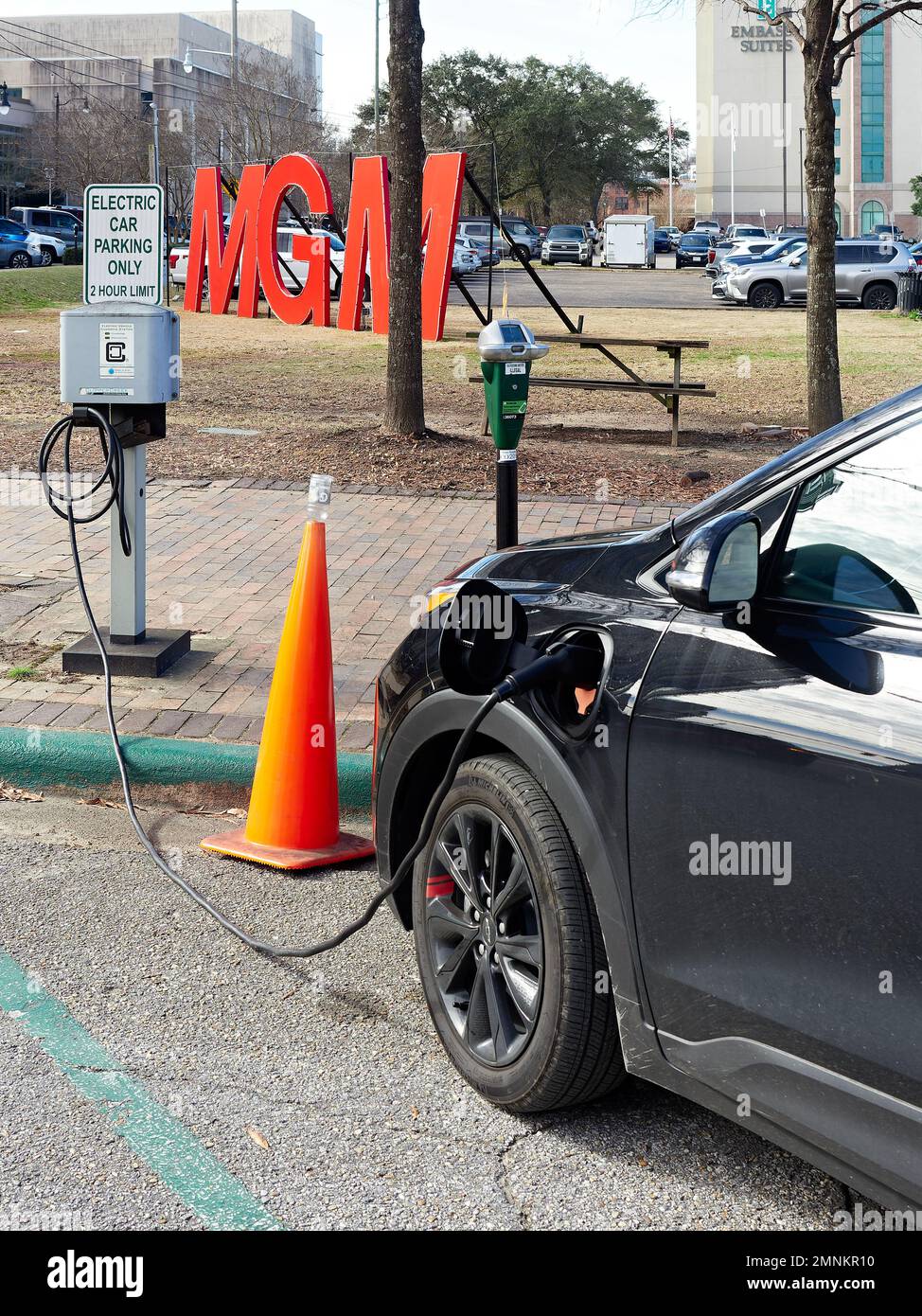 Chevy Bolt EUV, Elektroauto oder Automobil, angeschlossen an eine Straßenladestation zum Aufladen am Straßenrand, in Montgomery Alabama, USA. Stockfoto