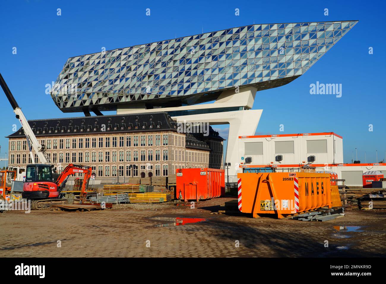 ANTWERPEN, BELGIEN – 18. Okt 2022 – Blick auf das Hafenbehörde-Gebäude ...