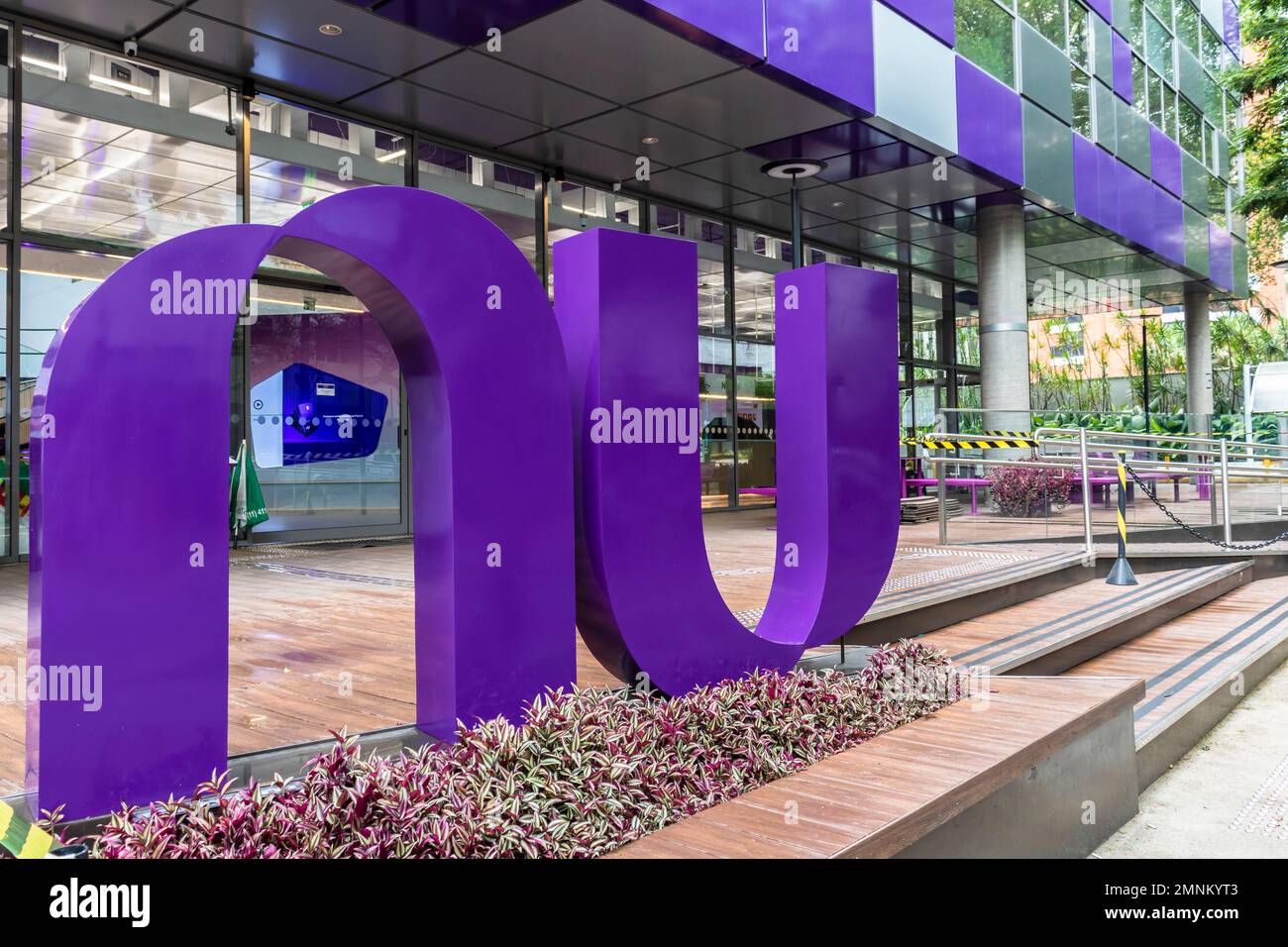 Sao Paulo, Brasilien, 20. November 2022: Die Vorderseite des Hauptsitzes der Nubank Digital Bank in der Stadt Sao Paulo Stockfoto