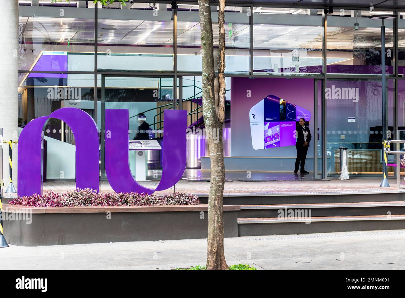 Sao Paulo, Brasilien, 20. November 2022: Die Vorderseite des Hauptsitzes der Nubank Digital Bank in der Stadt Sao Paulo Stockfoto