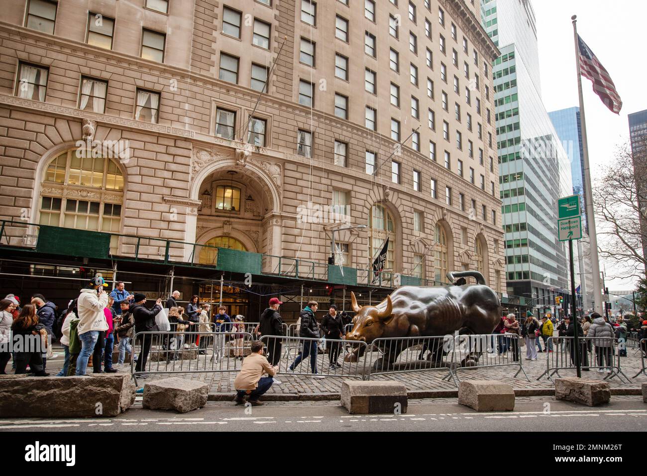 Bild von Tim Cuff. 9. Dez. 2022 - 10. Jan. 2023. Die Charging Bull Statue am Broadway, New York, USA Stockfoto