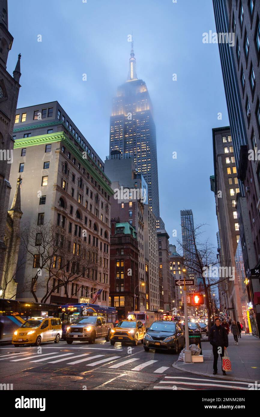 Bild von Tim Cuff. 9. Dez. 2022 - 10. Jan. 2023. Empire State Building in niedriger Wolke Stockfoto