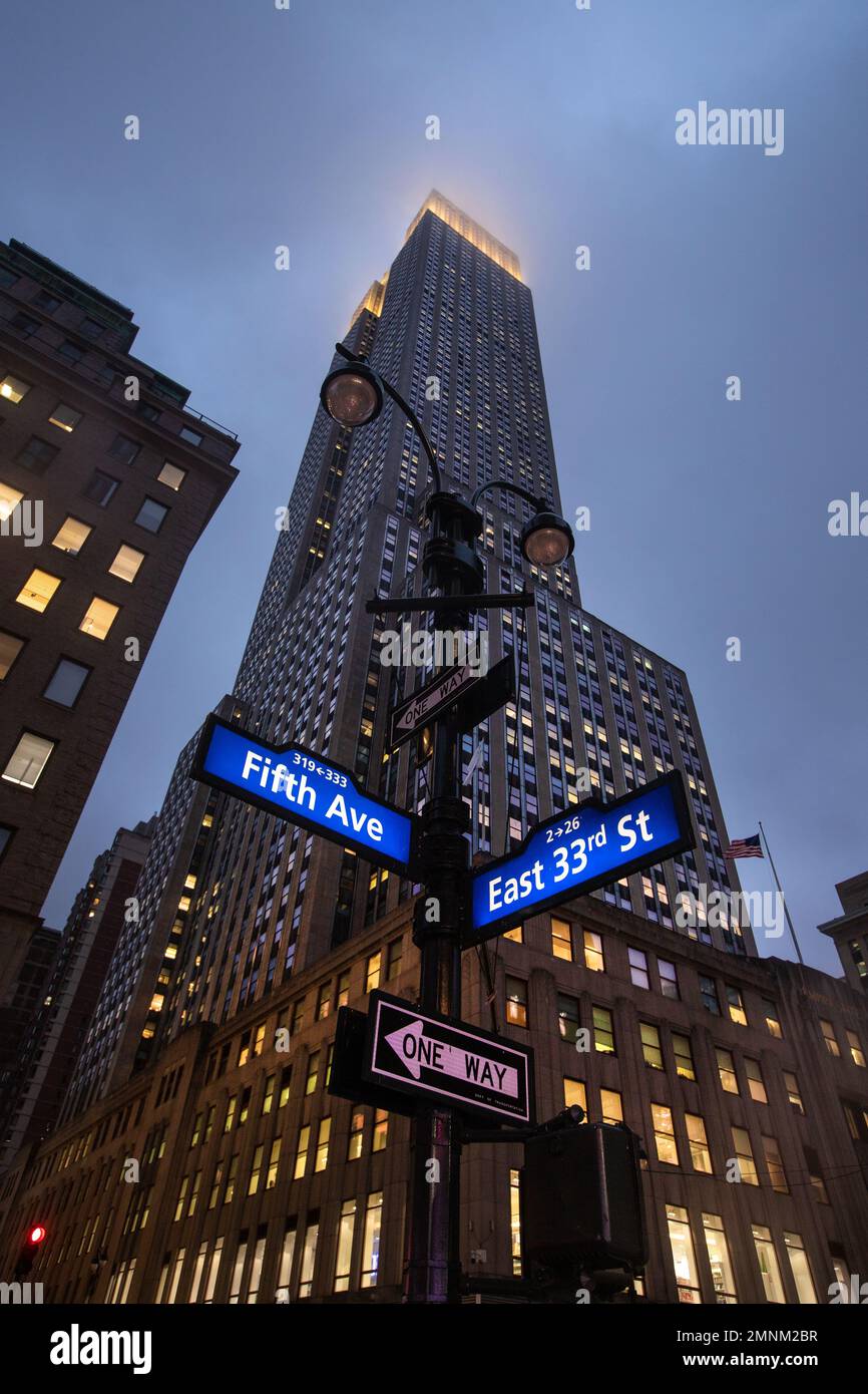 Bild von Tim Cuff. 9. Dez. 2022 - 10. Jan. 2023. Empire State Building in niedriger Wolke Stockfoto