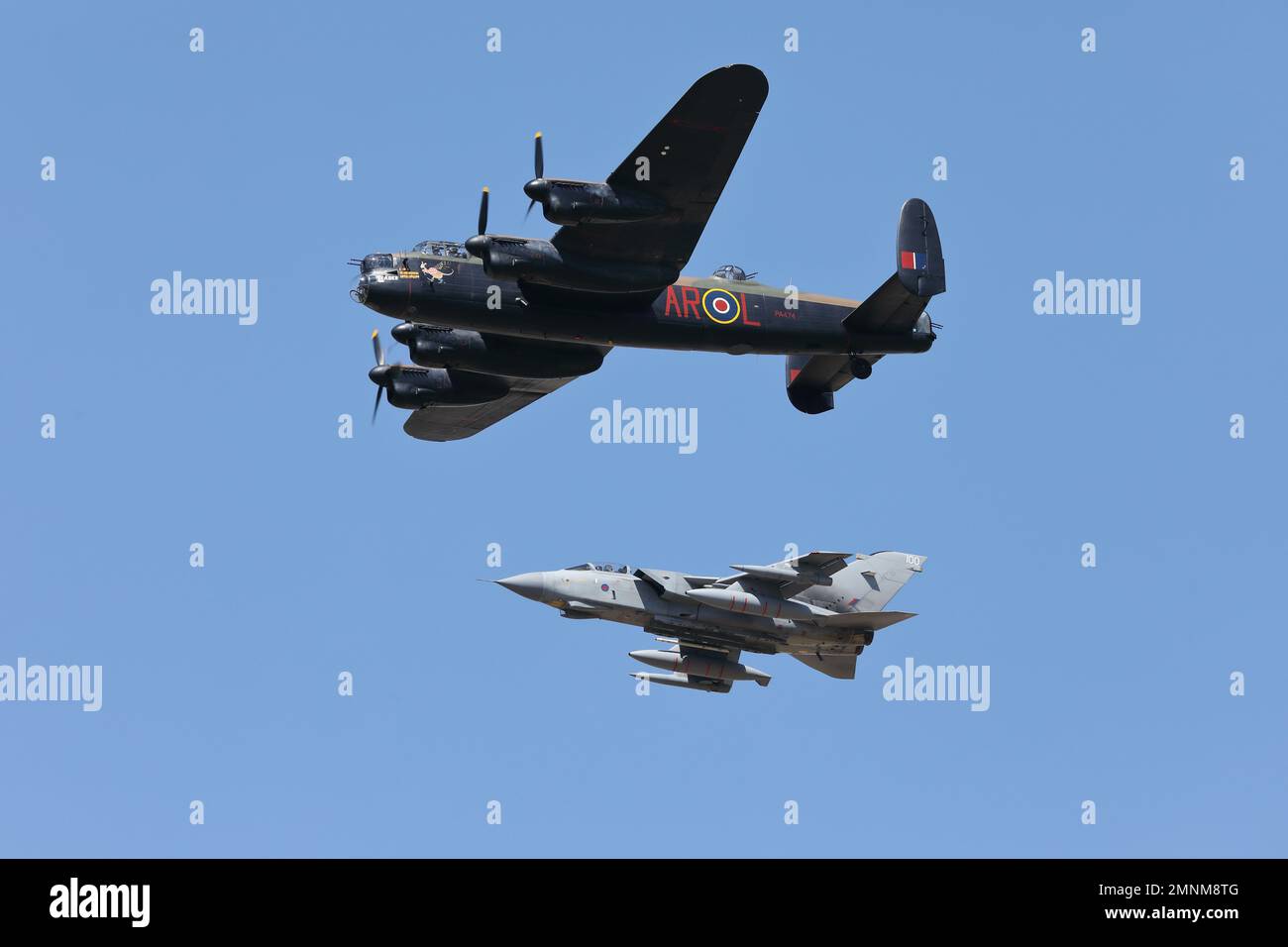 Royal Air Force Avro Lancaster Bomberflugzeug fliegt in Formation mit einem Royal Air Force Tornado GR4 Flugzeug. Stockfoto