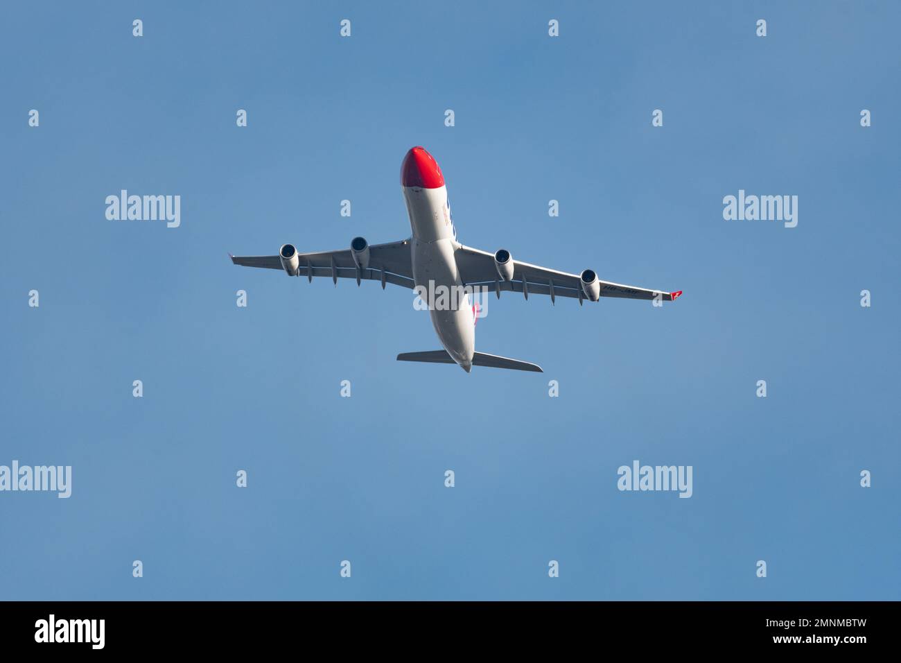 Zürich, Schweiz, 19. Januar 2023 Edelweiss Airbus A340-313X oben im blauen Himmel Stockfoto