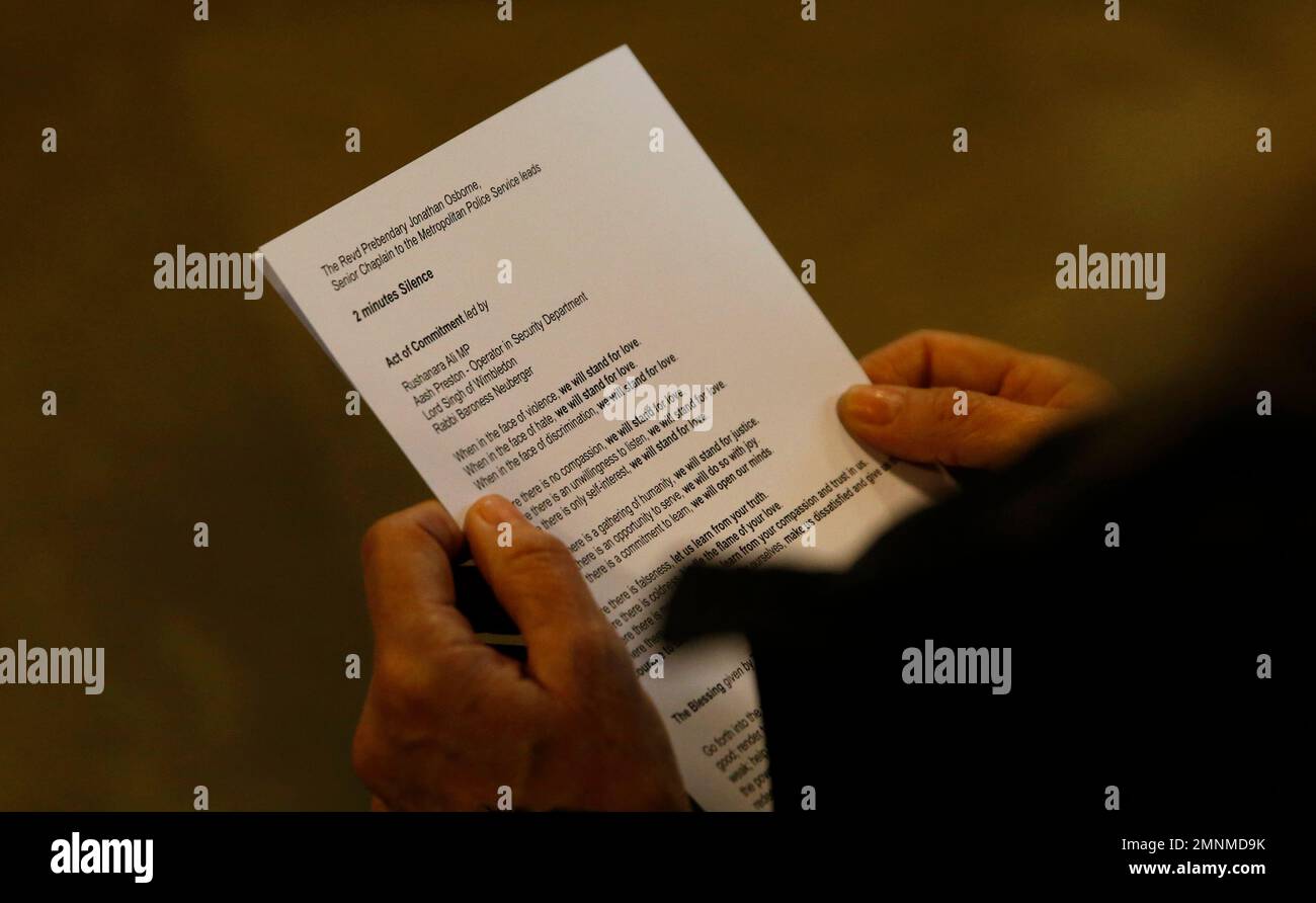A woman attending the commemoration for the victims of the attack on Westminster and Parliament reads the order of service at Westminster Hall inside the Palace of Westminster in London, Thursday, March 22, 2018. On March 22 2017 a knife-wielding man went on a deadly rampage, first driving a car into pedestrians then stabbing a police officer to death before being fatally shot by police within Parliament's grounds. (AP Photo/Alastair Grant, Pool) Stockfoto