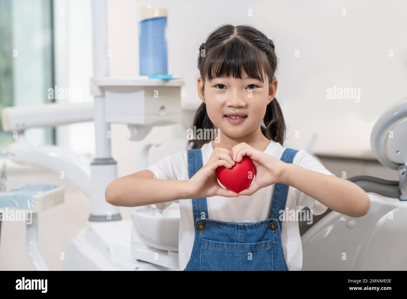 Das kleine Mädchen in der Zahnklinik Stockfoto