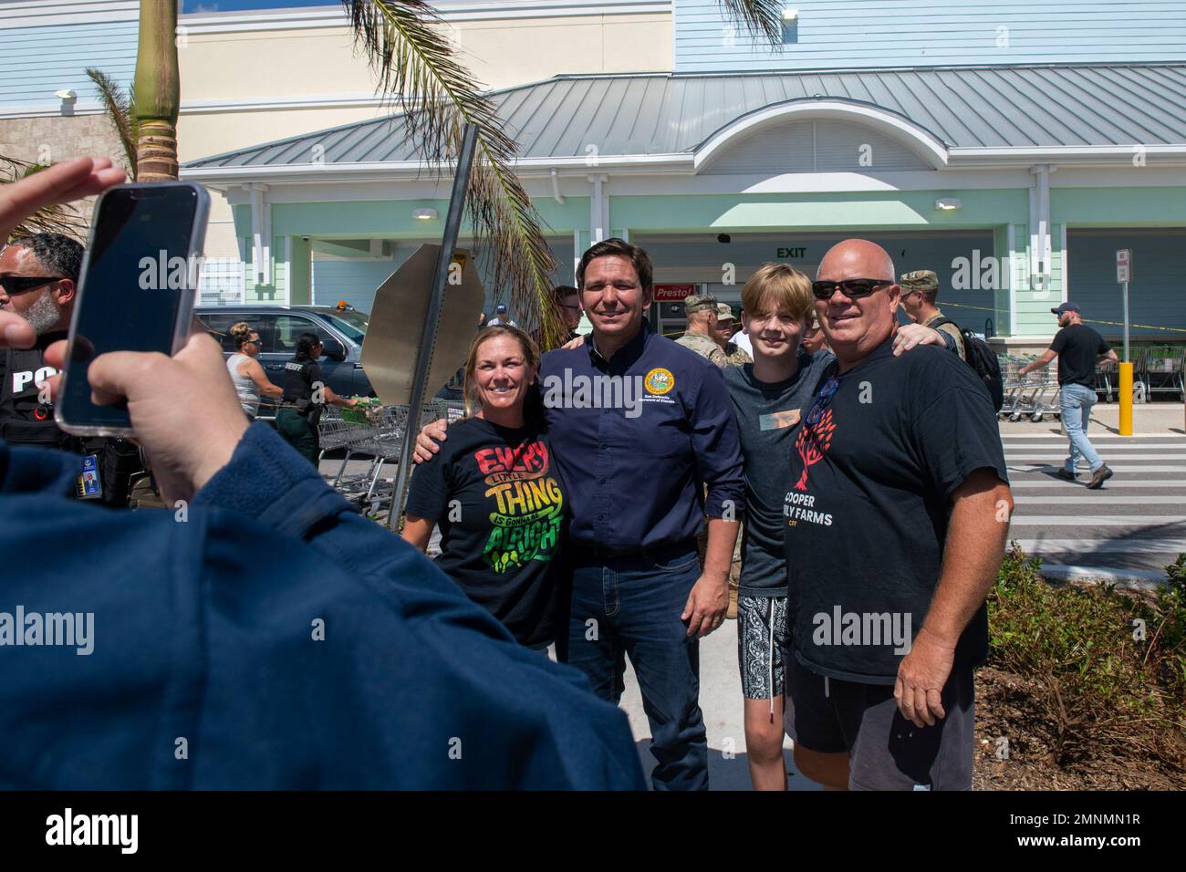 Florida Gov. Ron DeSantis und der Adjutant General von Florida, Major der US-Luftwaffe, General James O. Eifert, besuchen Pine Island, Florida, um die Schäden durch den Orkane Ian zu beurteilen, 4. Oktober 2022. Stockfoto