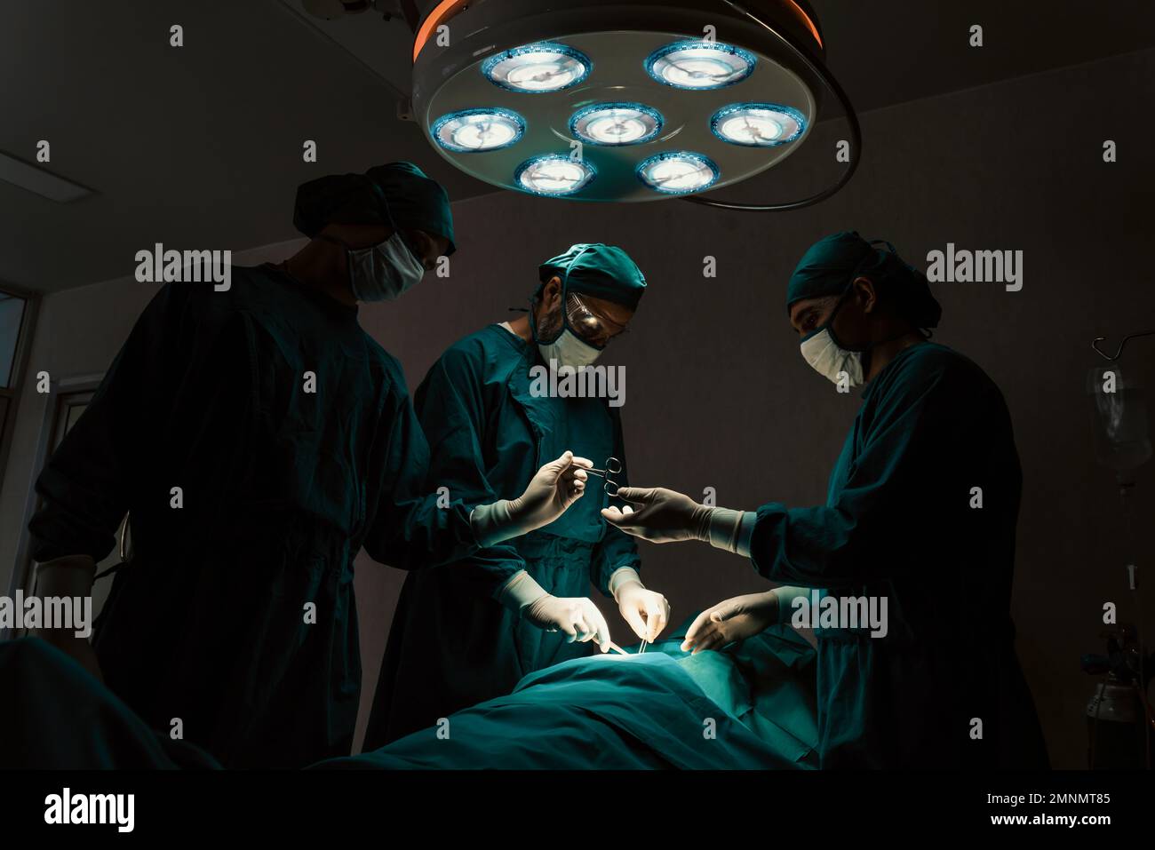 Operationsteam, das eine Operation am Patienten im sterilen