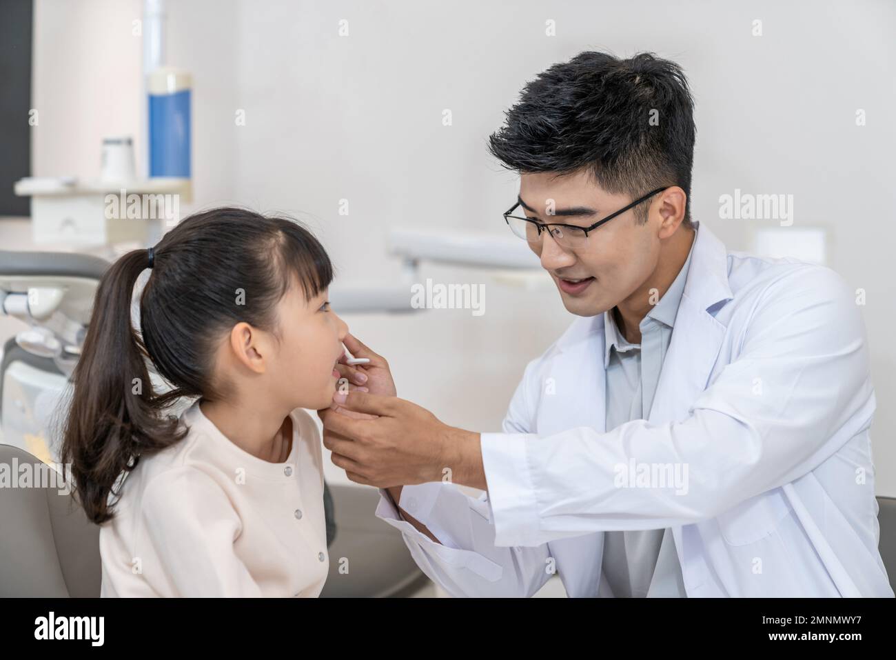 Der Zahnarzt und das Zahnmädchen Stockfoto