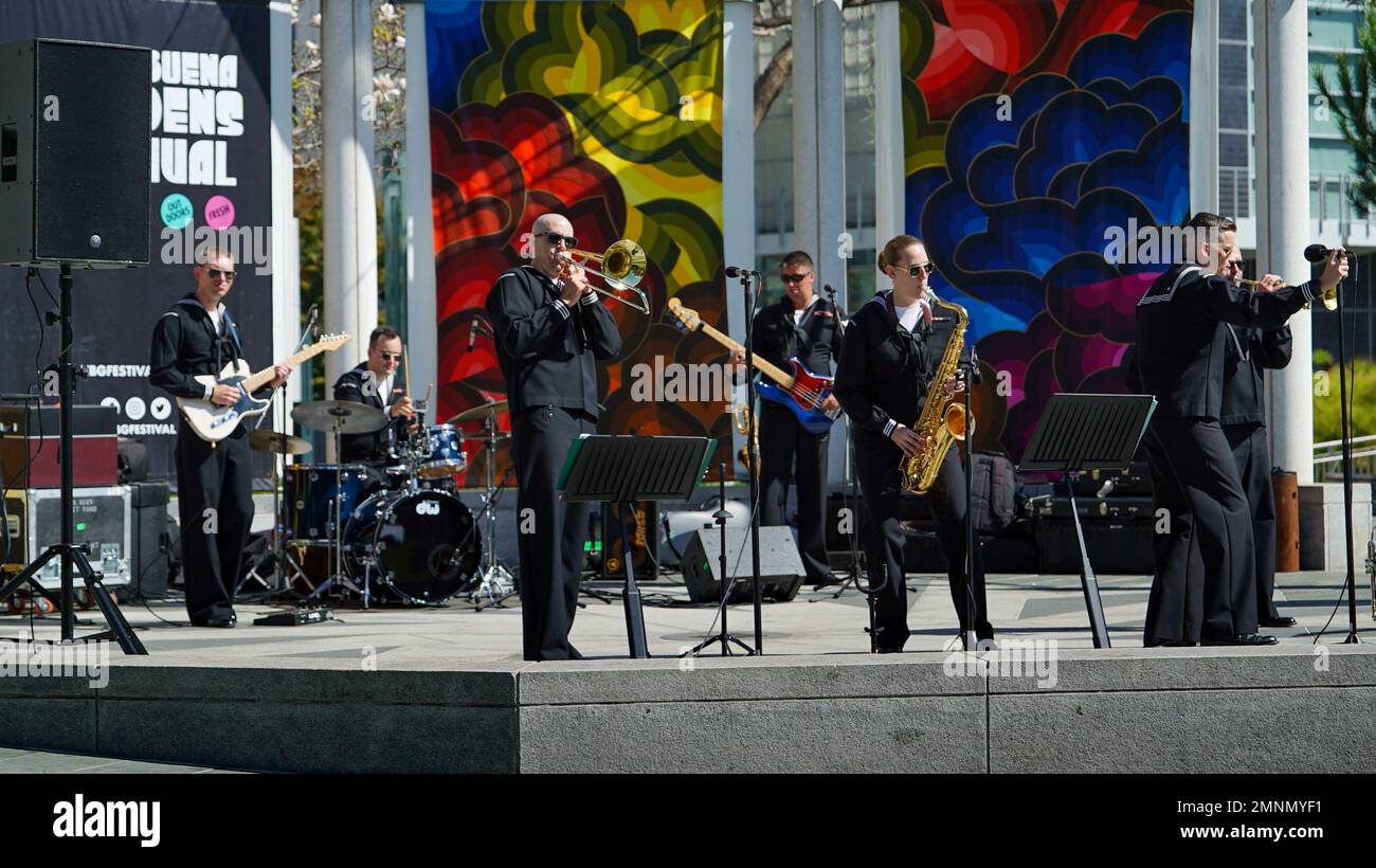 221004-N-VX158-1042 San Francisco (Okt 4, 2022) während der San Francisco Fleet Week (SFFW) treten Matrosen der Navy Band Southwest in den Yerba Buena Gardens auf. Die SFFW ist eine Gelegenheit für die amerikanische Öffentlichkeit, ihre Teams der Marine, des Marine Corps und der Küstenwache zu treffen und Amerikas Seedienste zu erleben. Während der Fleet Week nehmen Servicemitglieder an verschiedenen Community-Service-Veranstaltungen Teil, präsentieren der Gemeinde Fähigkeiten und Ausrüstung und genießen die Gastfreundschaft der Stadt und ihrer Umgebung. Stockfoto