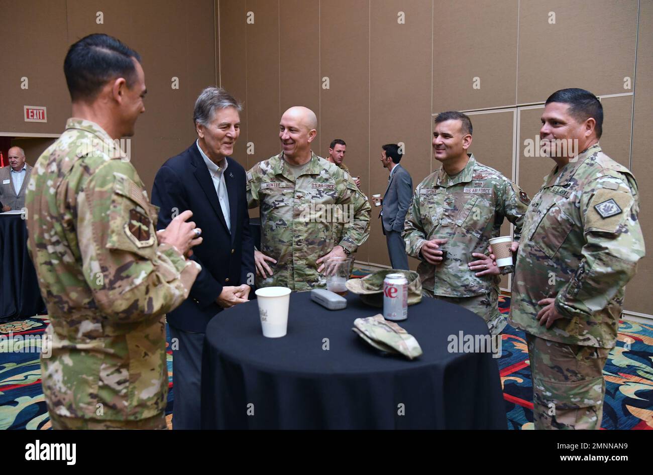 Bürgermeister Andrew 'FoFo' Gilich, Bürgermeister von Biloxi, Mississippi, besucht die militärische Führung der Golfküste während des 41. jährlichen Salute an das Militär im Beau Rivage Resort and Casino in Biloxi, Mississippi, 4. Oktober 2022. Die Veranstaltung der Handelskammer von Mississippi an der Golfküste erkannte die Männer und Frauen an, die im Militär entlang der Golfküste tätig sind. Stockfoto