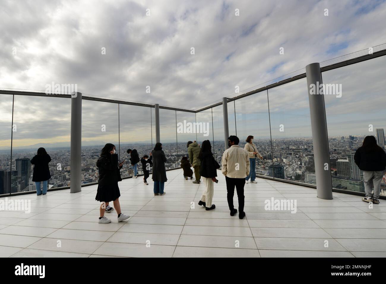 Touristen genießen die Aussicht vom Shibuya Sky Dach auf dem Scramble Square Gebäude in Shibuya, Tokio, Japan. Stockfoto
